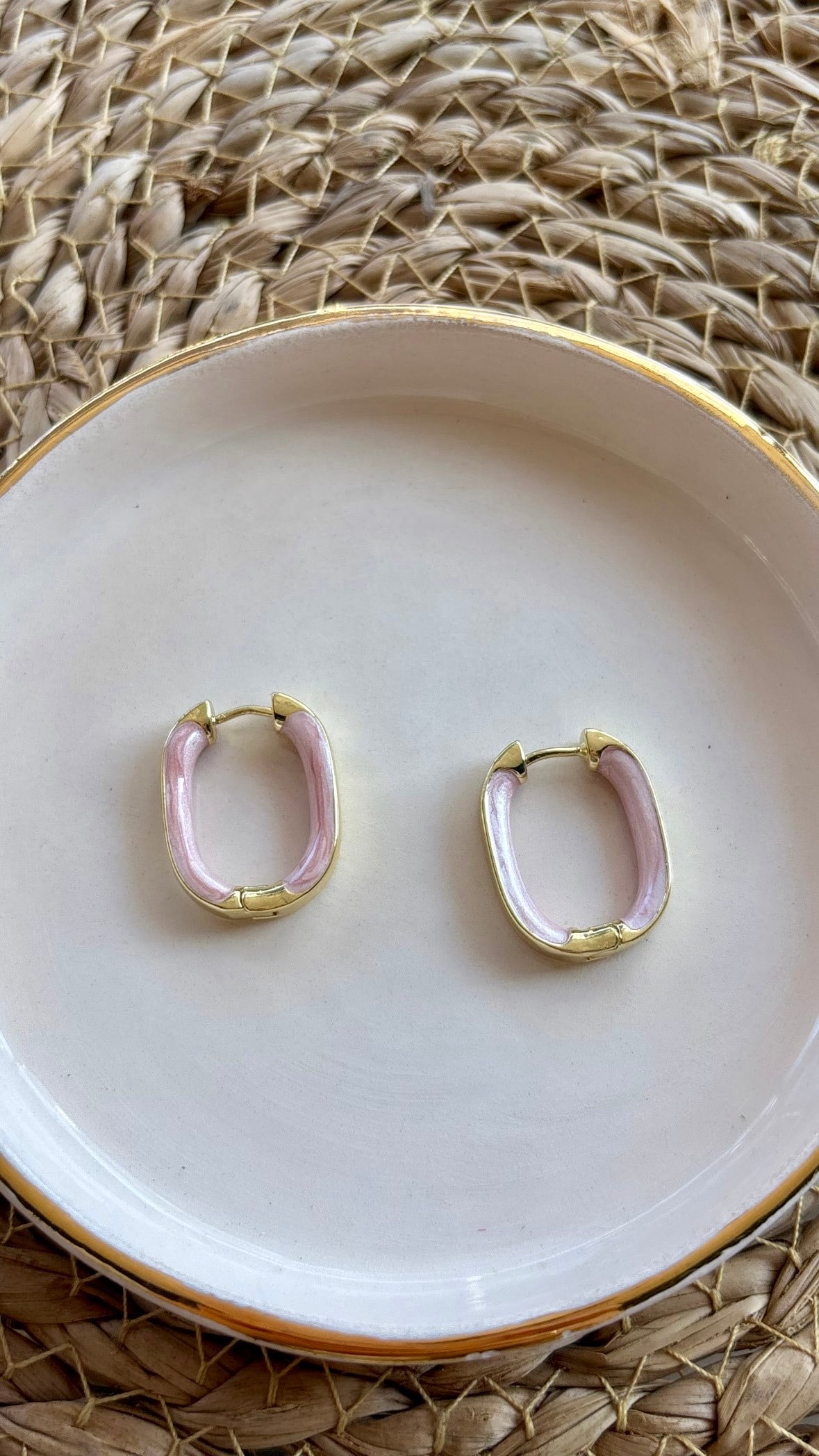 Gold Pembe Detaylı Halka Küpe