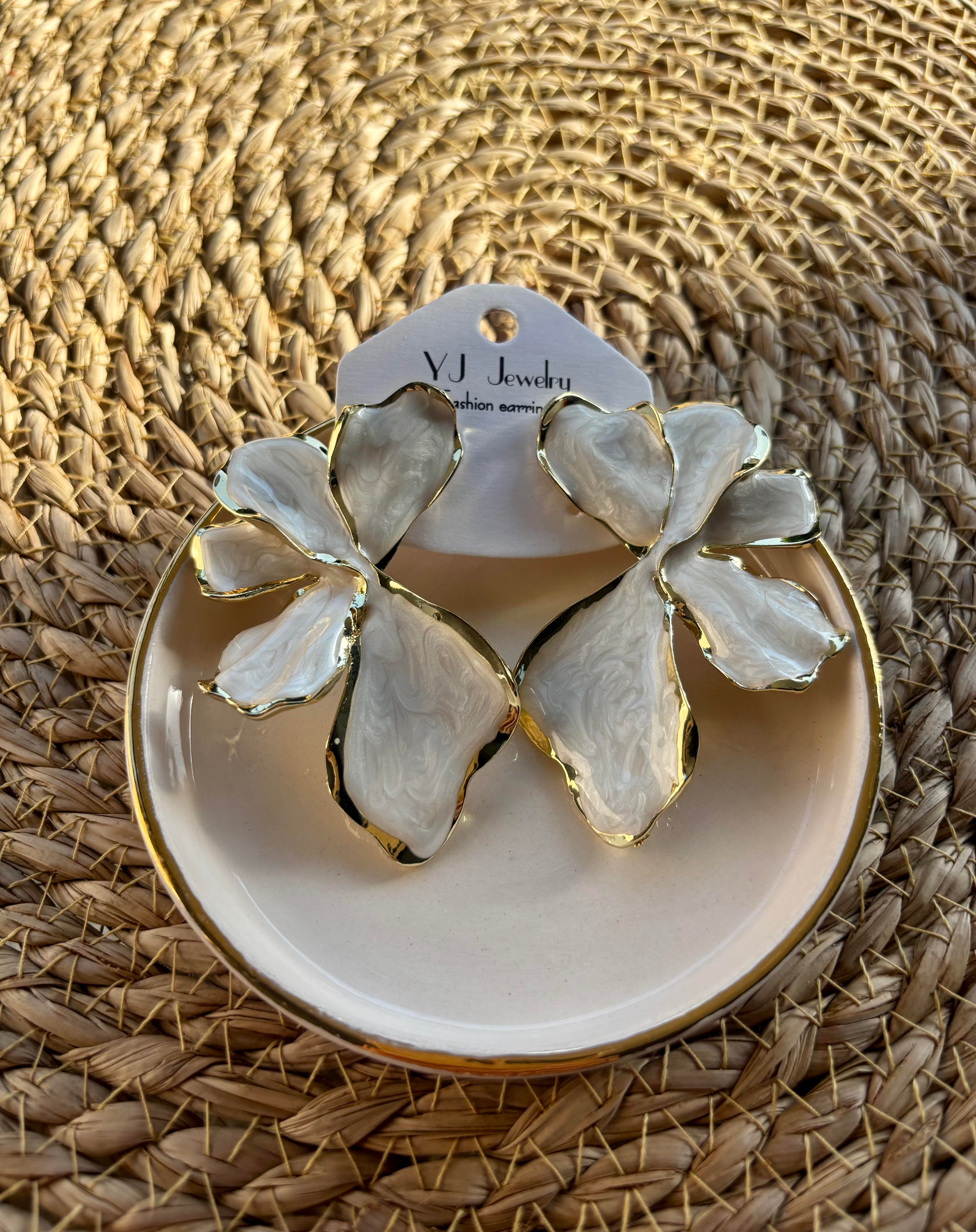 Sedef Çiçekli Küpe