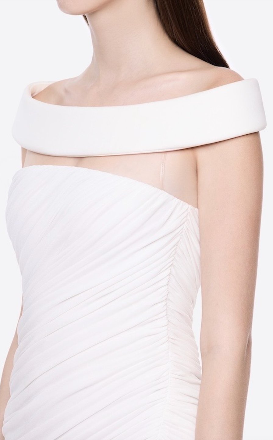 Drape Detaylı Omuzları Açık Beyaz Mini Elbise