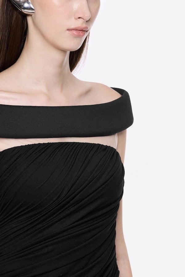 Drape Detaylı Omuzları Açık Siyah Mini Elbise