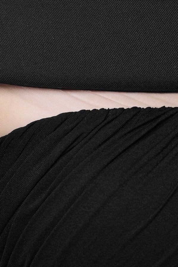 Drape Detaylı Omuzları Açık Siyah Mini Elbise