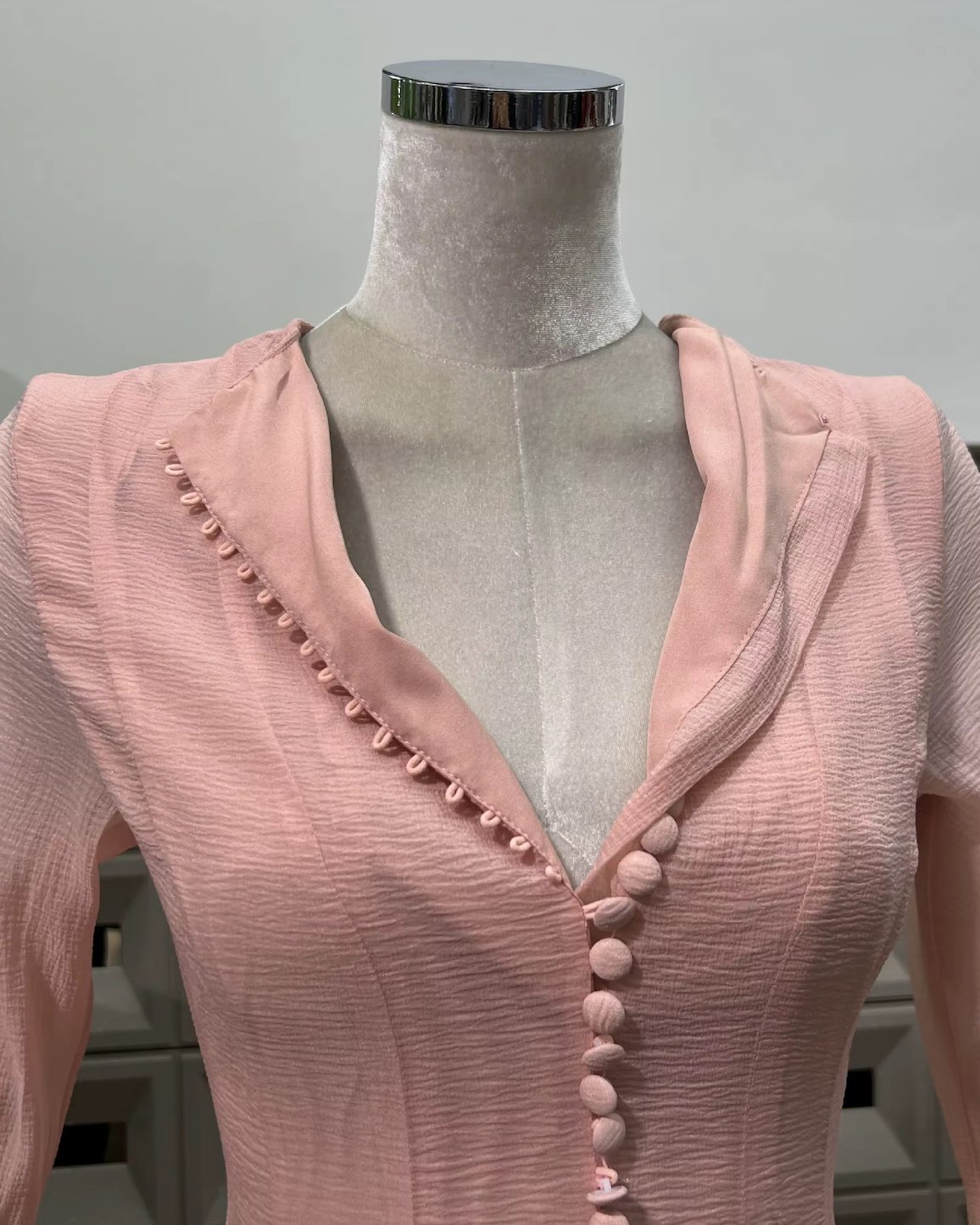 Kolları ve Etek Ucu Fırfırlı Pembe Midi Elbise