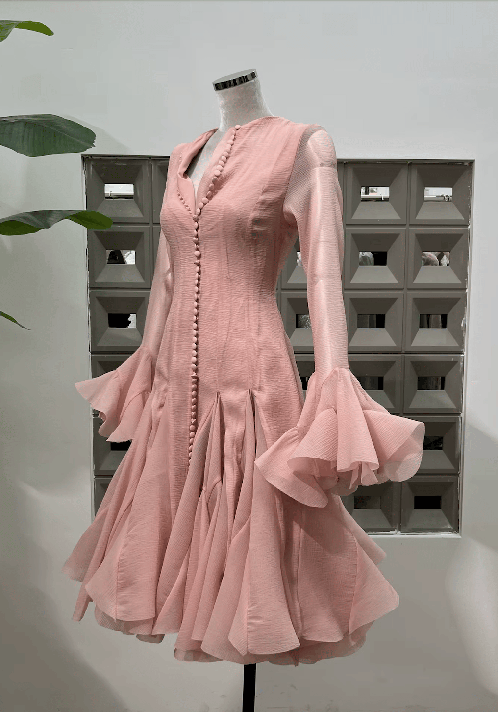 Kolları ve Etek Ucu Fırfırlı Pembe Midi Elbise