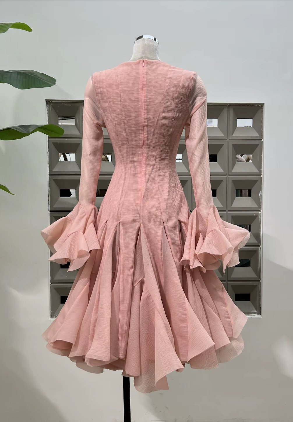 Kolları ve Etek Ucu Fırfırlı Pembe Midi Elbise
