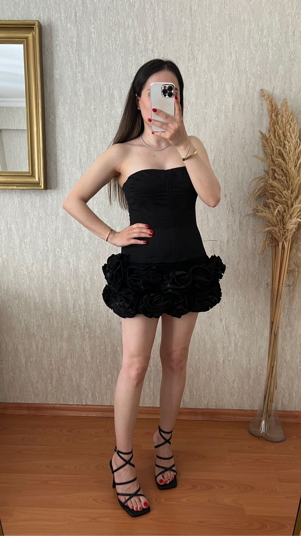 Siyah Straplez Büstiyer ve Gül Detaylı Mini Etek Takım