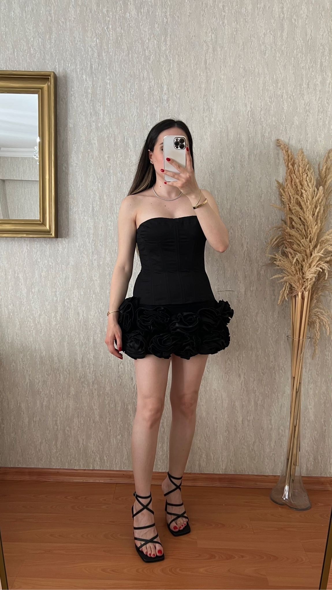 Siyah Straplez Büstiyer ve Gül Detaylı Mini Etek Takım