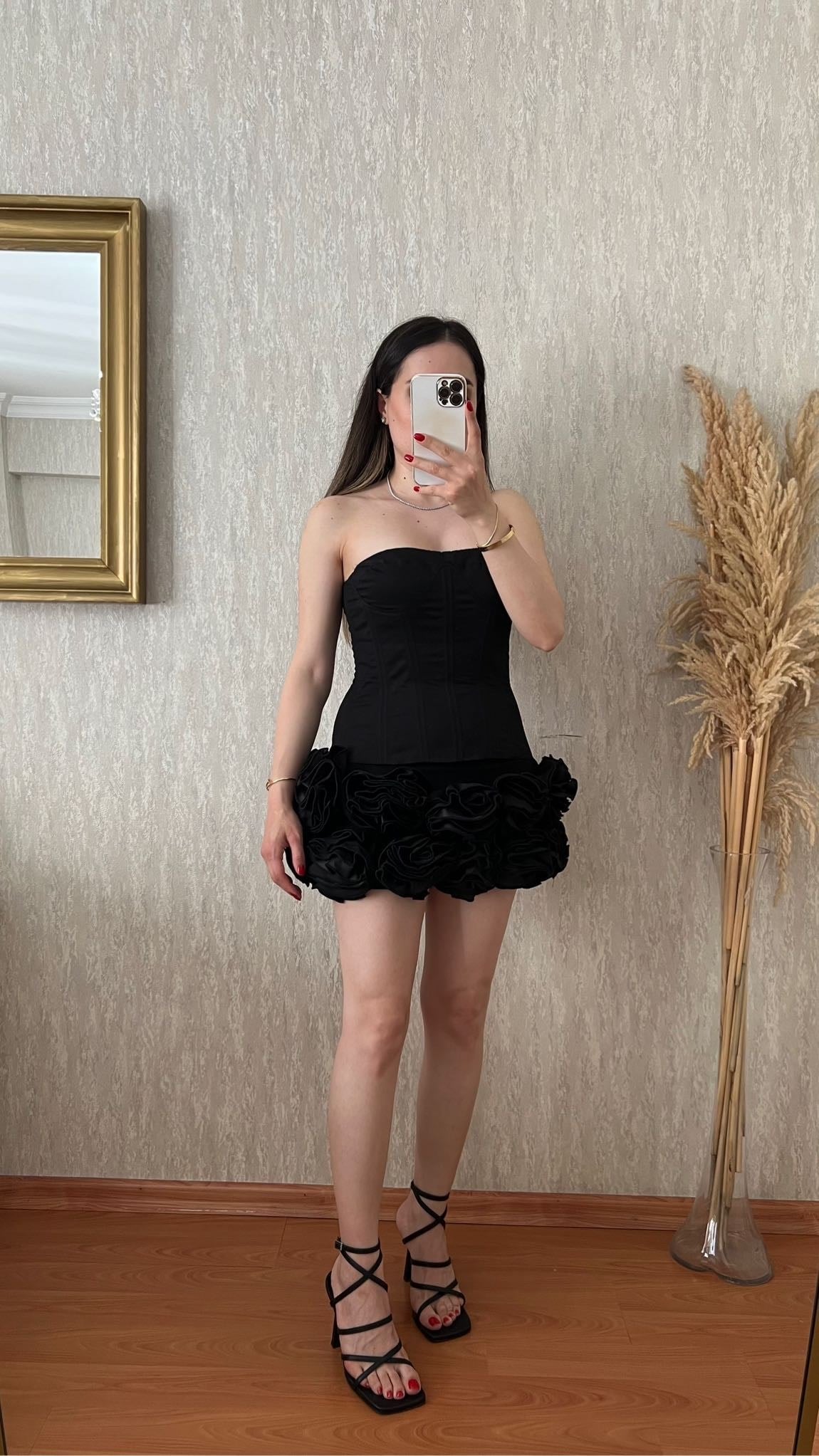 Siyah Straplez Büstiyer ve Gül Detaylı Mini Etek Takım