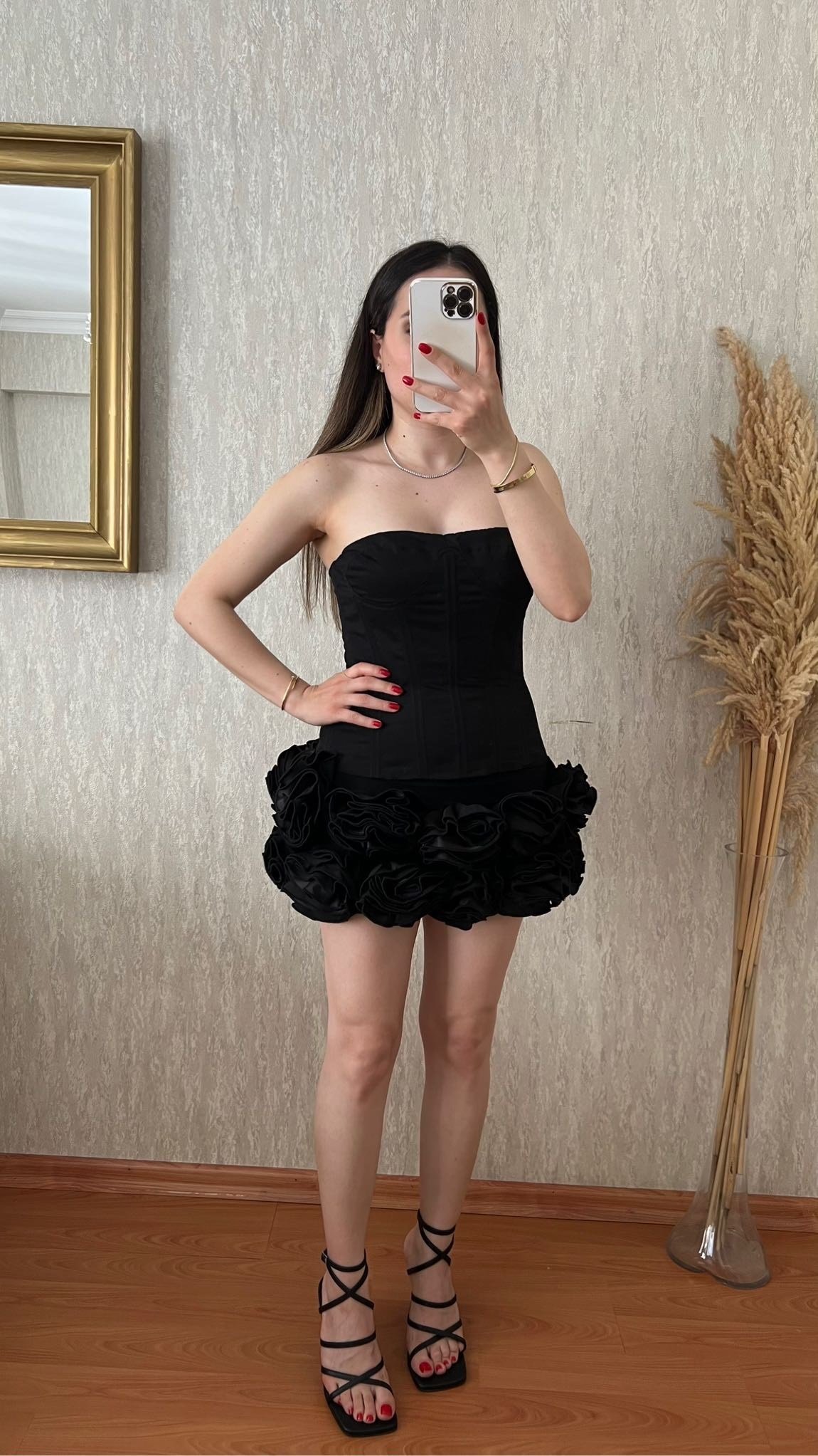Siyah Straplez Büstiyer ve Gül Detaylı Mini Etek Takım