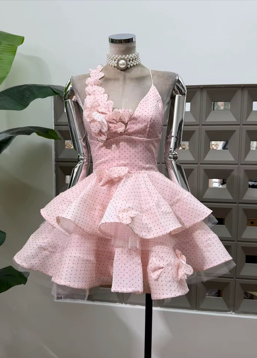 Tasarım Çiçek Aplikeli Sırt Dekolteli Pembe Mini Elbise