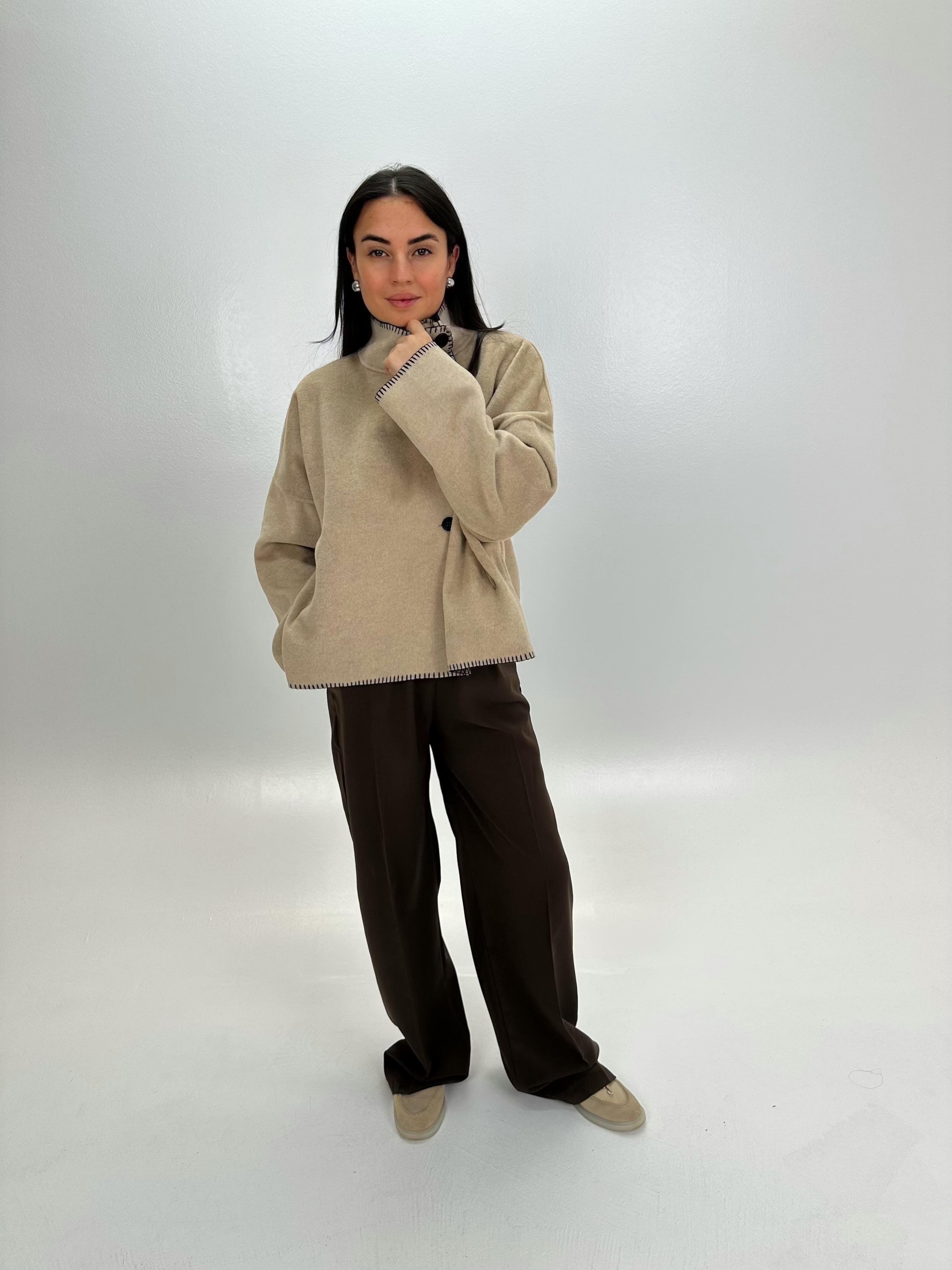 DİK YAKA YANDAN DÜĞMELİ KAŞE CEKET