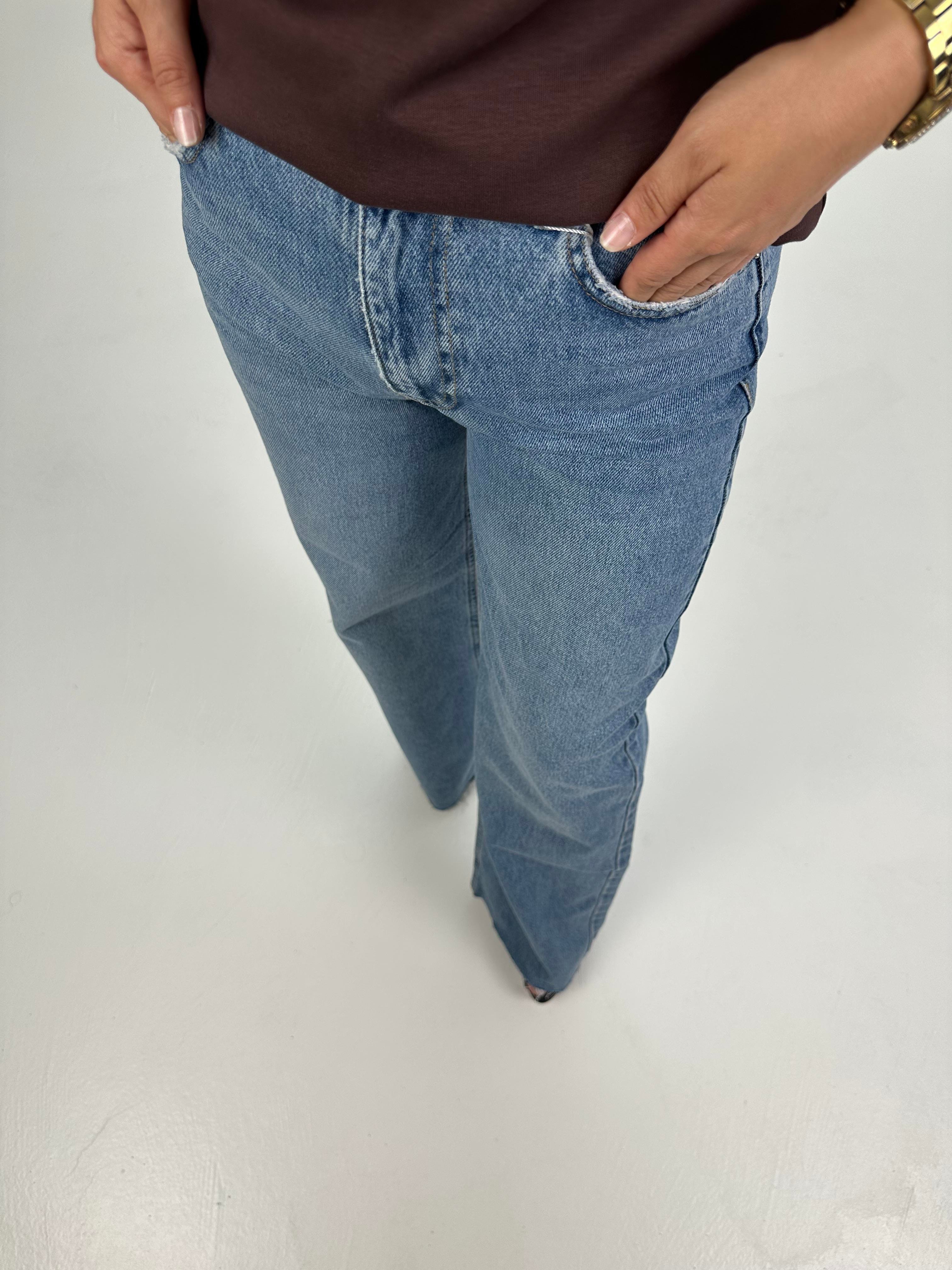 MAVİ YIKAMALI KESİK PAÇA JEAN