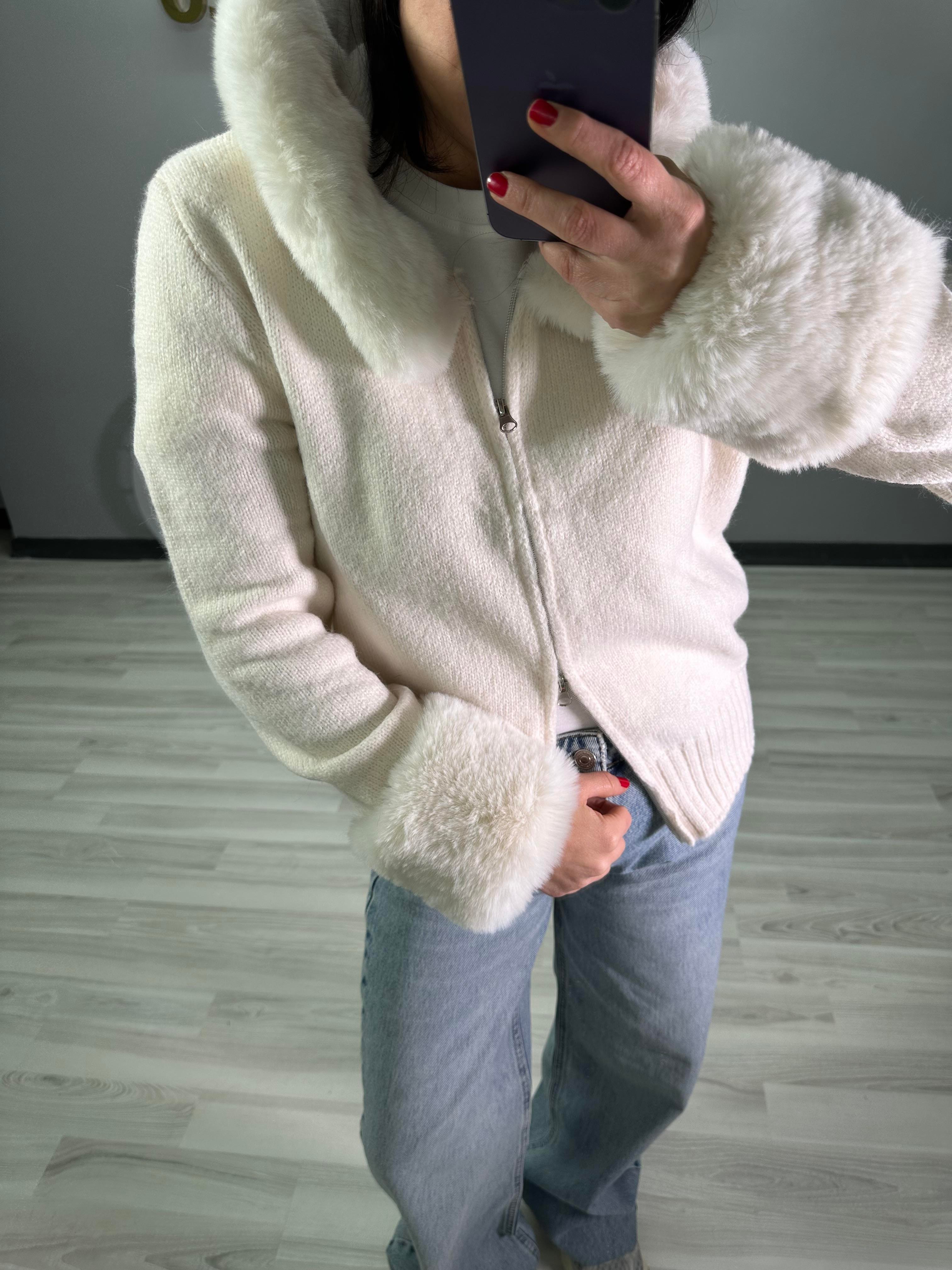 PELUŞ DETAYLI TRİKO HIRKA