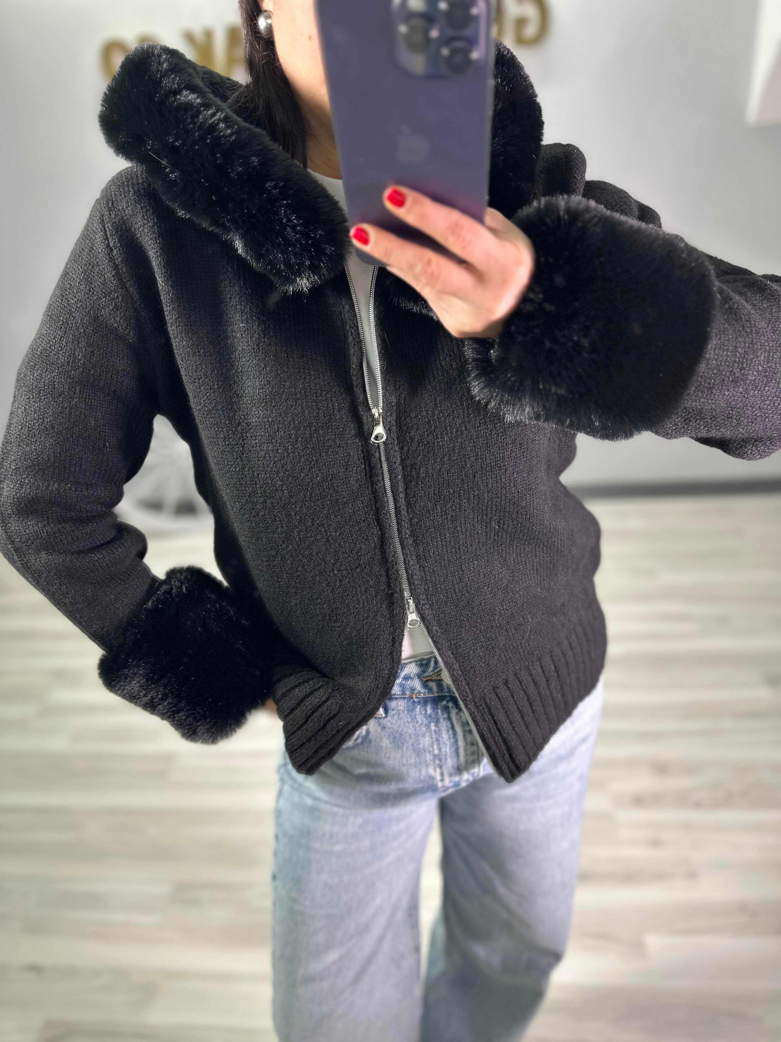 PELUŞ DETAYLI TRİKO HIRKA