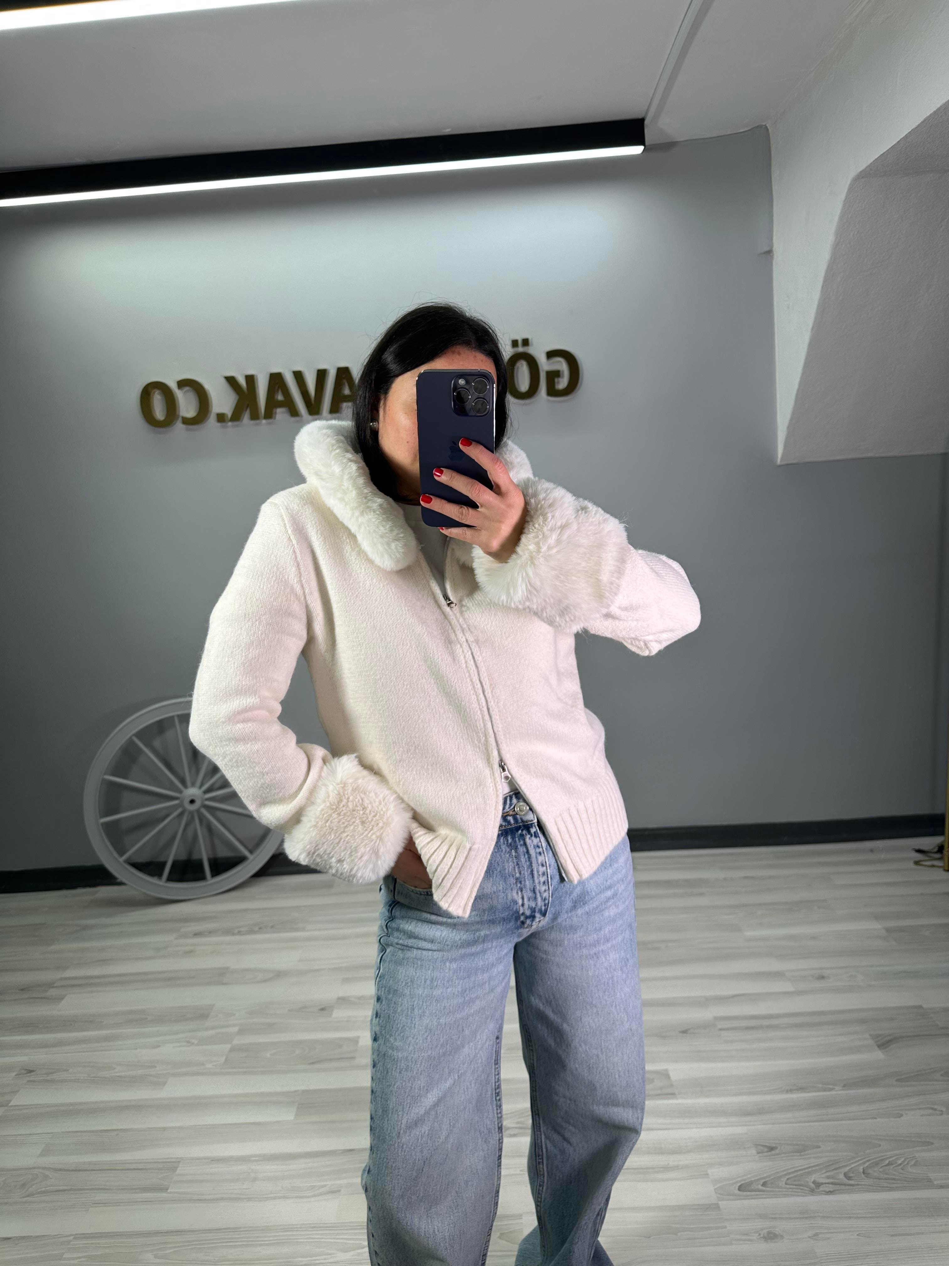PELUŞ DETAYLI TRİKO HIRKA