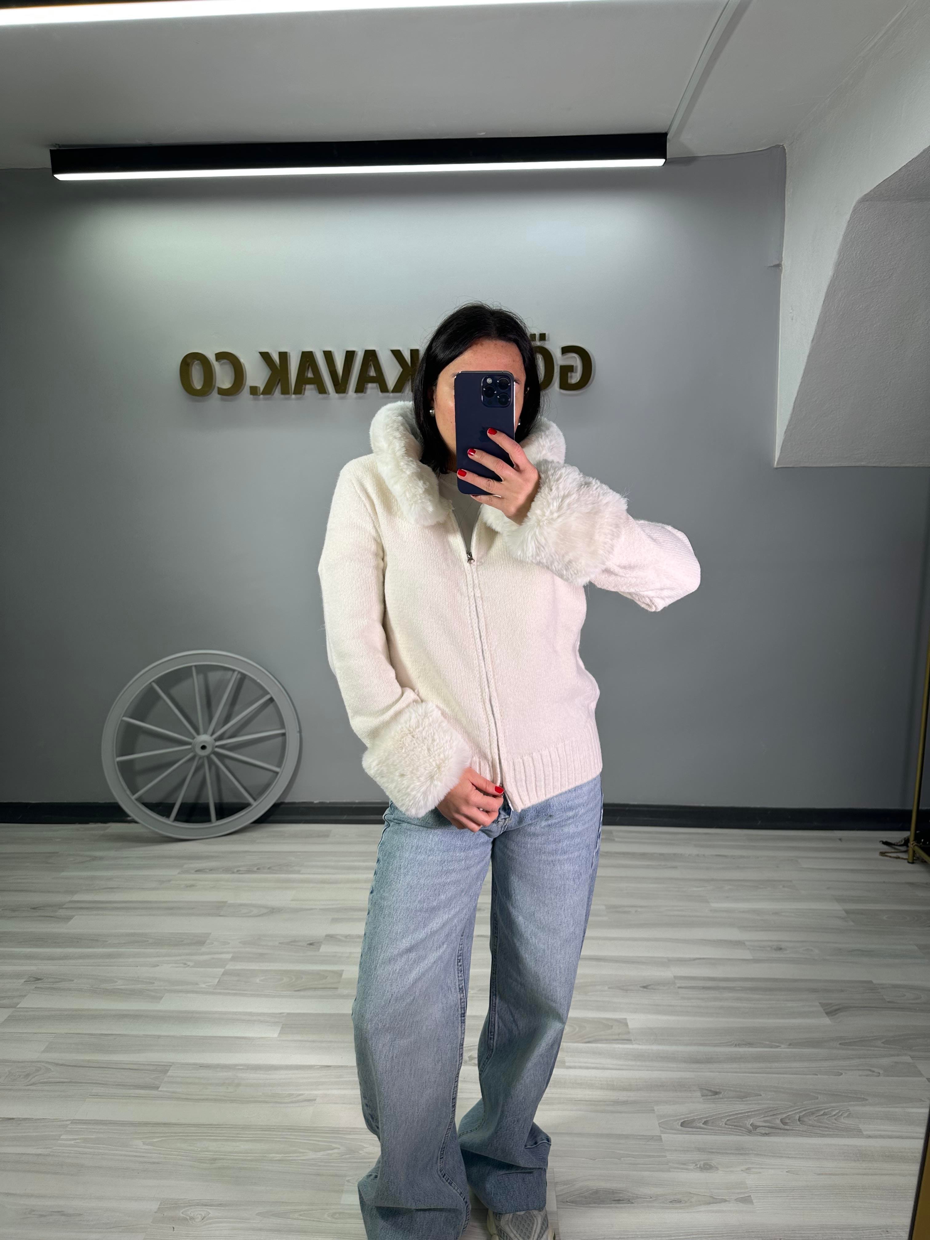 PELUŞ DETAYLI TRİKO HIRKA
