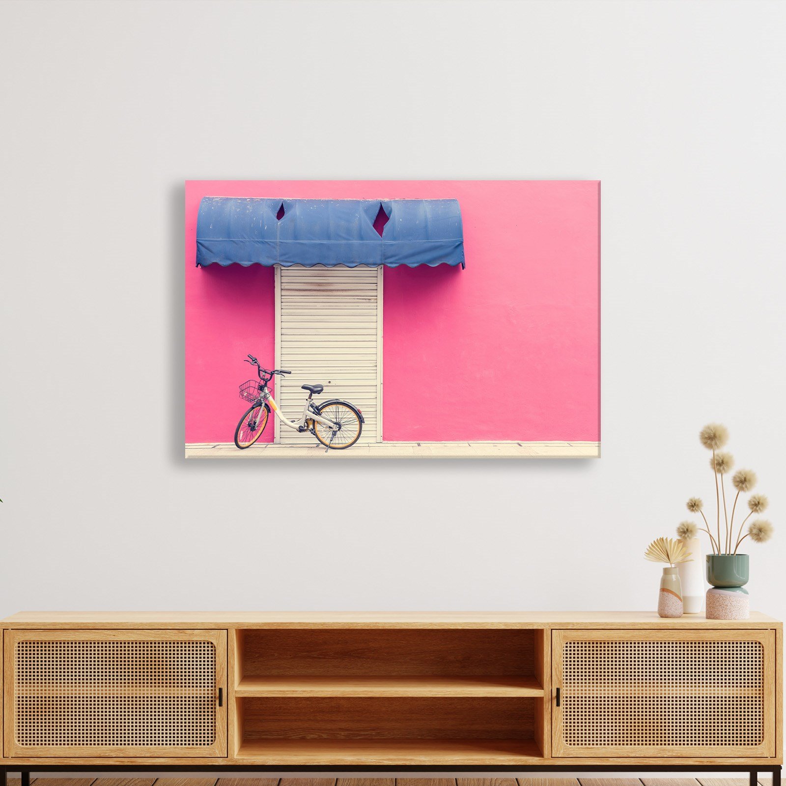 Pembe Duvar ve Bisiklet Kanvas Tablo | Minimal Şehir Fotoğrafı Duvar Dekoru