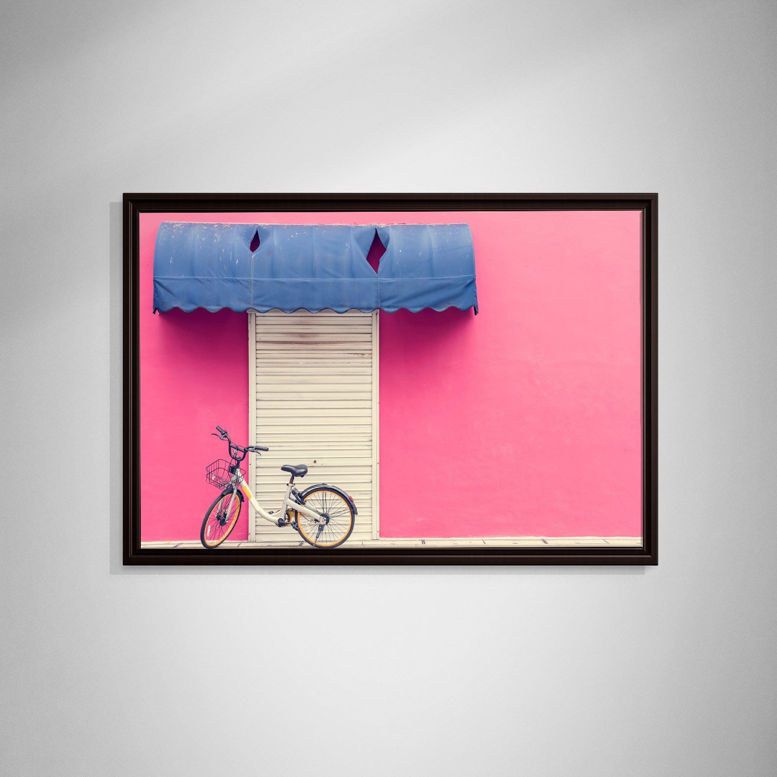 Pembe Duvar ve Bisiklet Kanvas Tablo | Minimal Şehir Fotoğrafı Duvar Dekoru