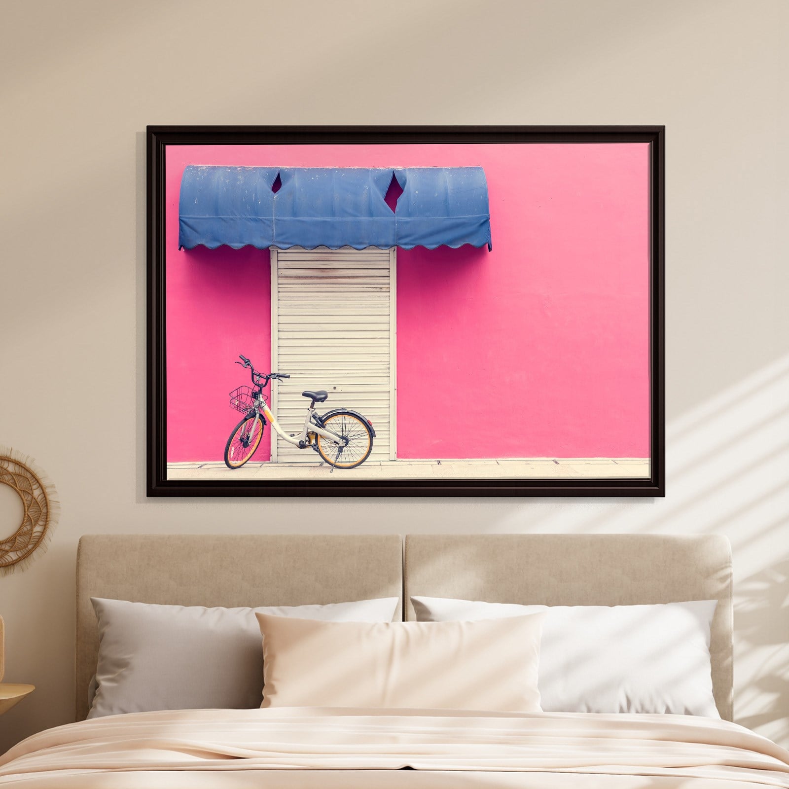 Pembe Duvar ve Bisiklet Kanvas Tablo | Minimal Şehir Fotoğrafı Duvar Dekoru