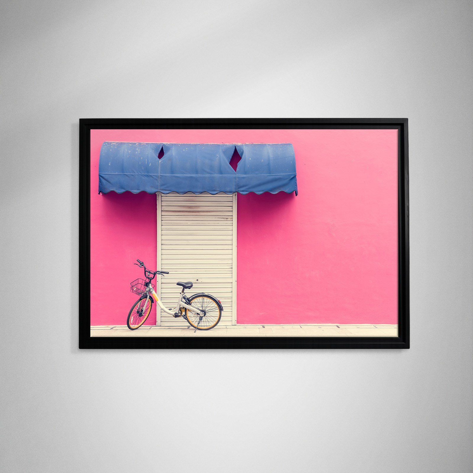 Pembe Duvar ve Bisiklet Kanvas Tablo | Minimal Şehir Fotoğrafı Duvar Dekoru