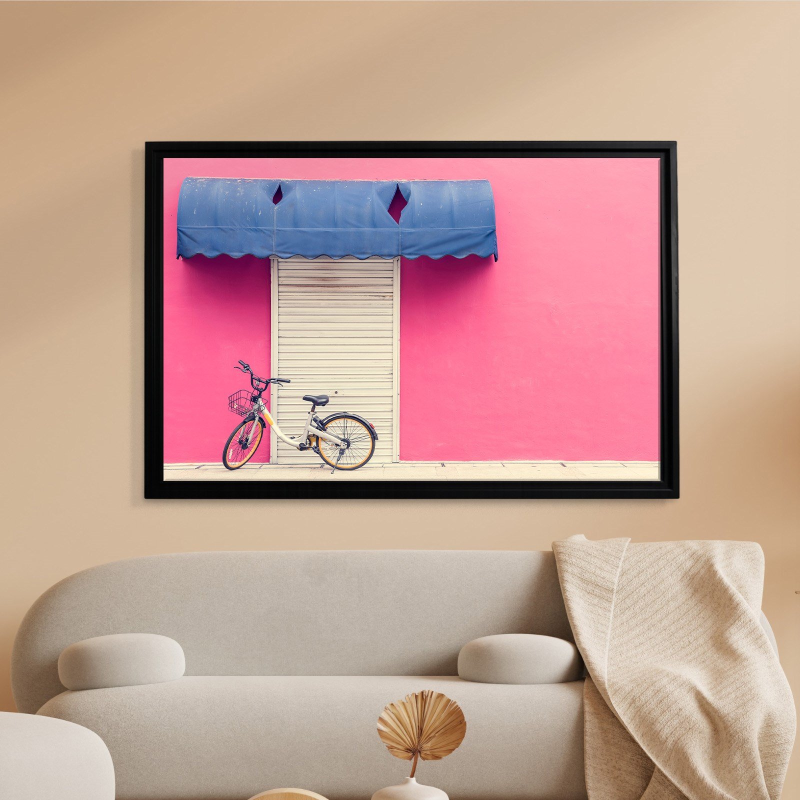 Pembe Duvar ve Bisiklet Kanvas Tablo | Minimal Şehir Fotoğrafı Duvar Dekoru