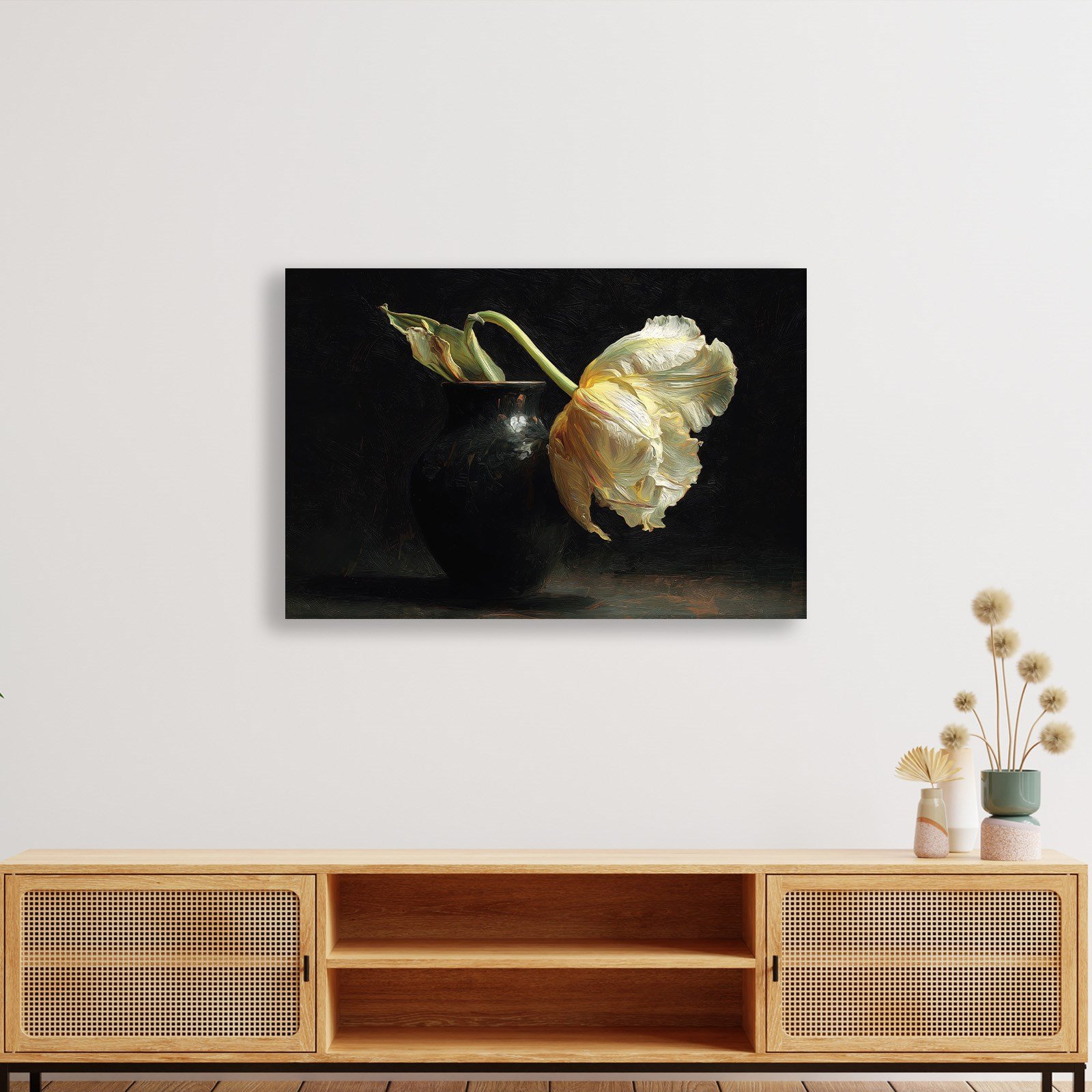 Zarif Lale – Siyah Vazoda Sanatsal Çiçek Kanvas Tablo
