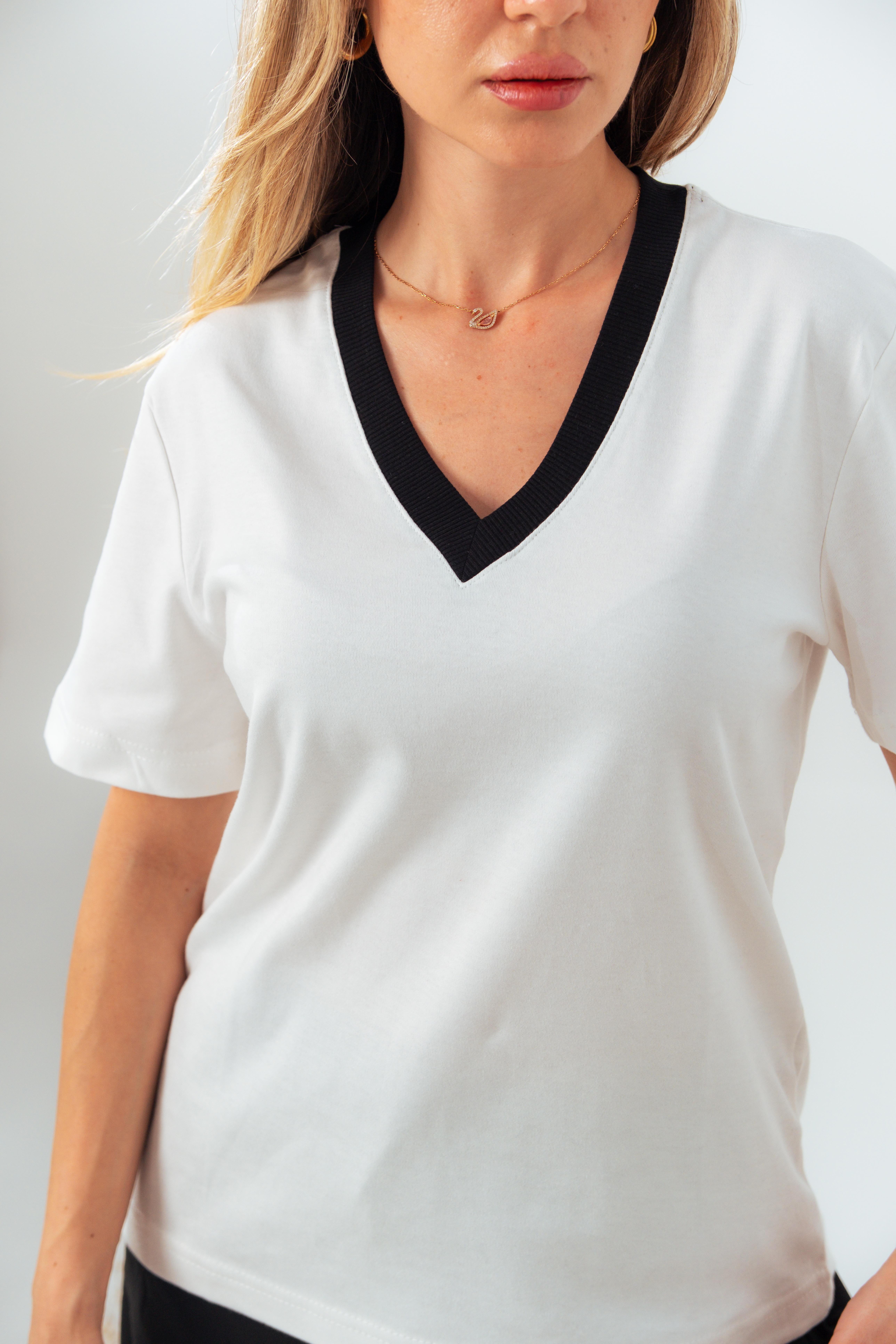 Siyah Ribanalı V Yaka T-shirt
