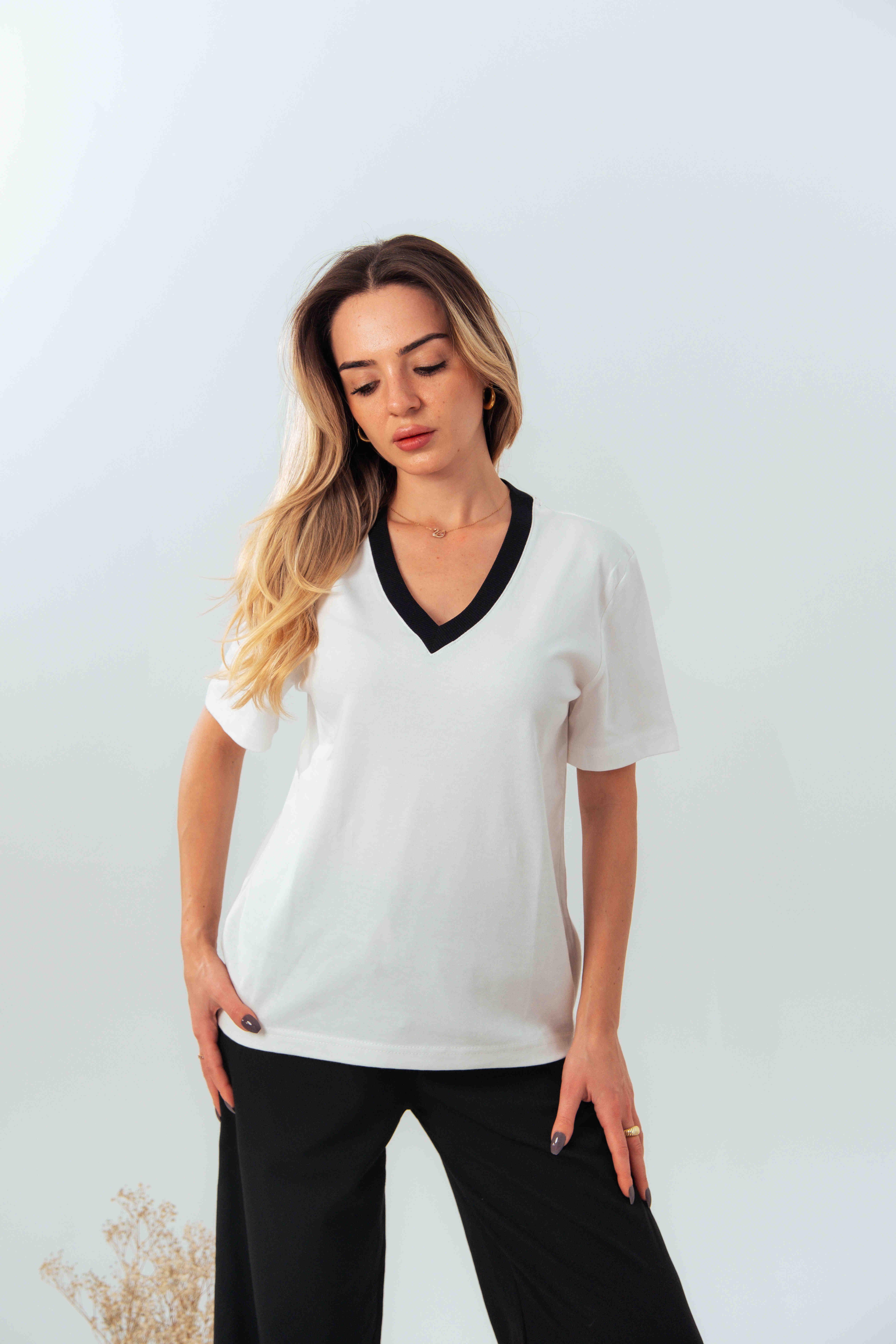 Siyah Ribanalı V Yaka T-shirt
