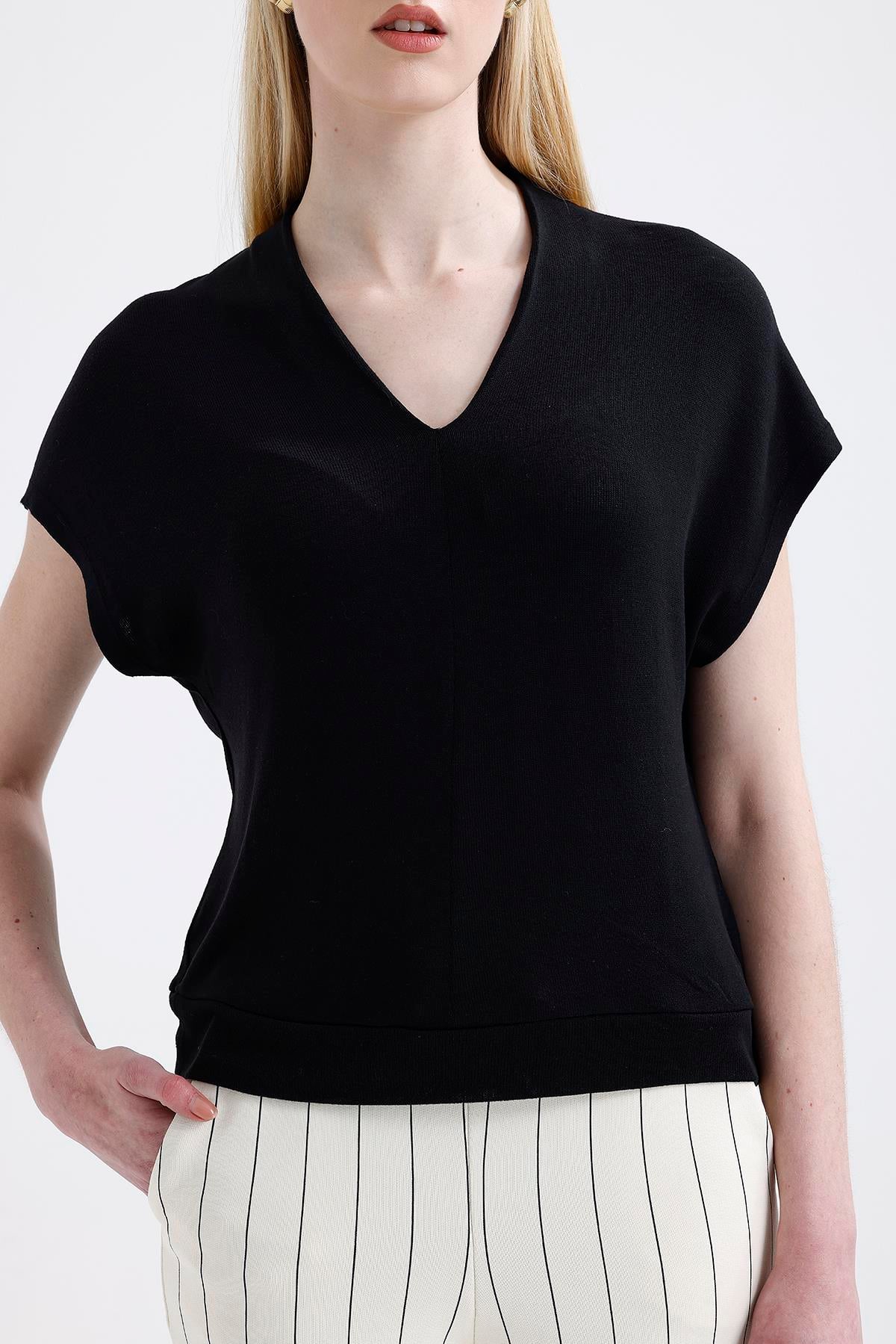 V Yaka Triko T-Shirt