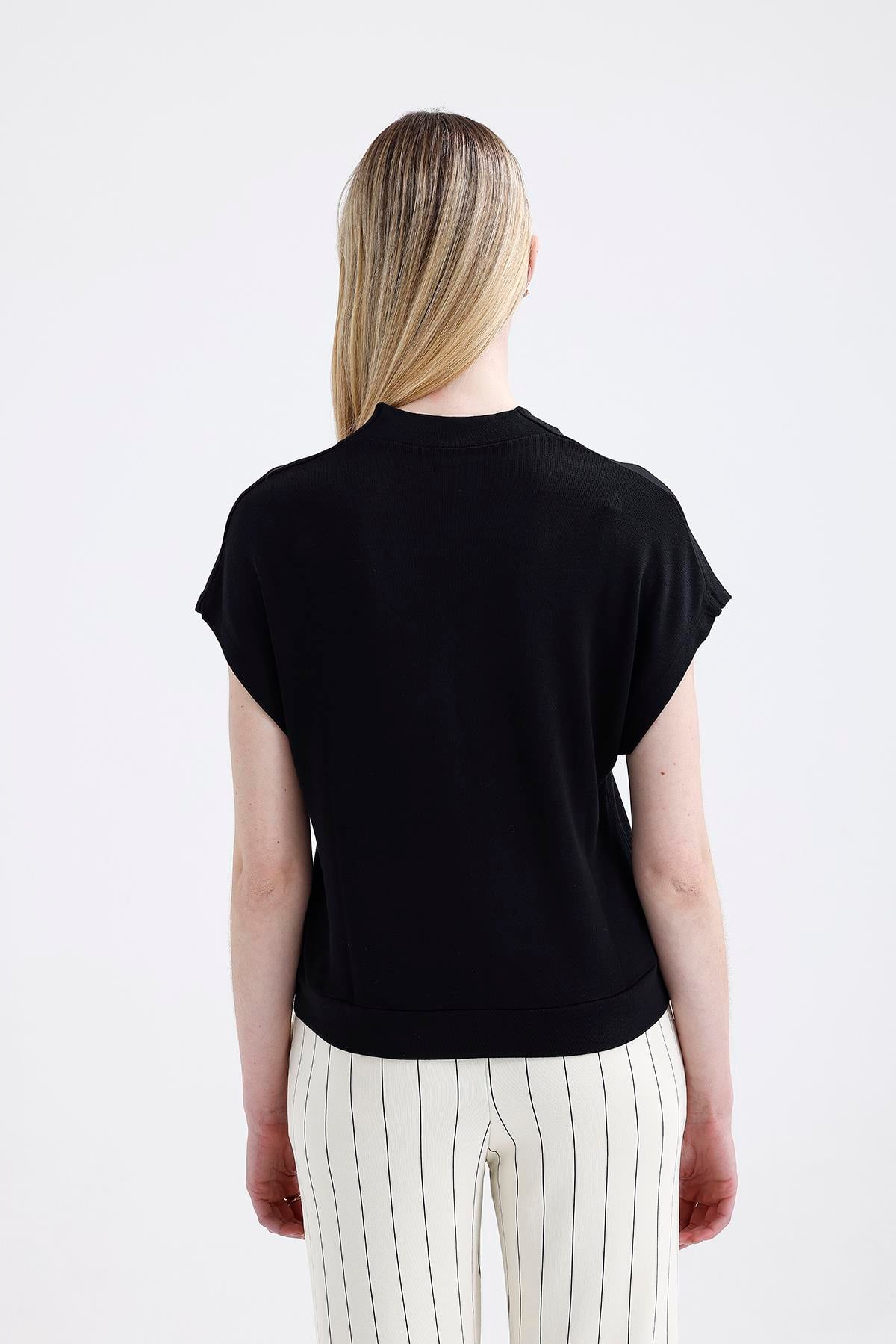 V Yaka Triko T-Shirt