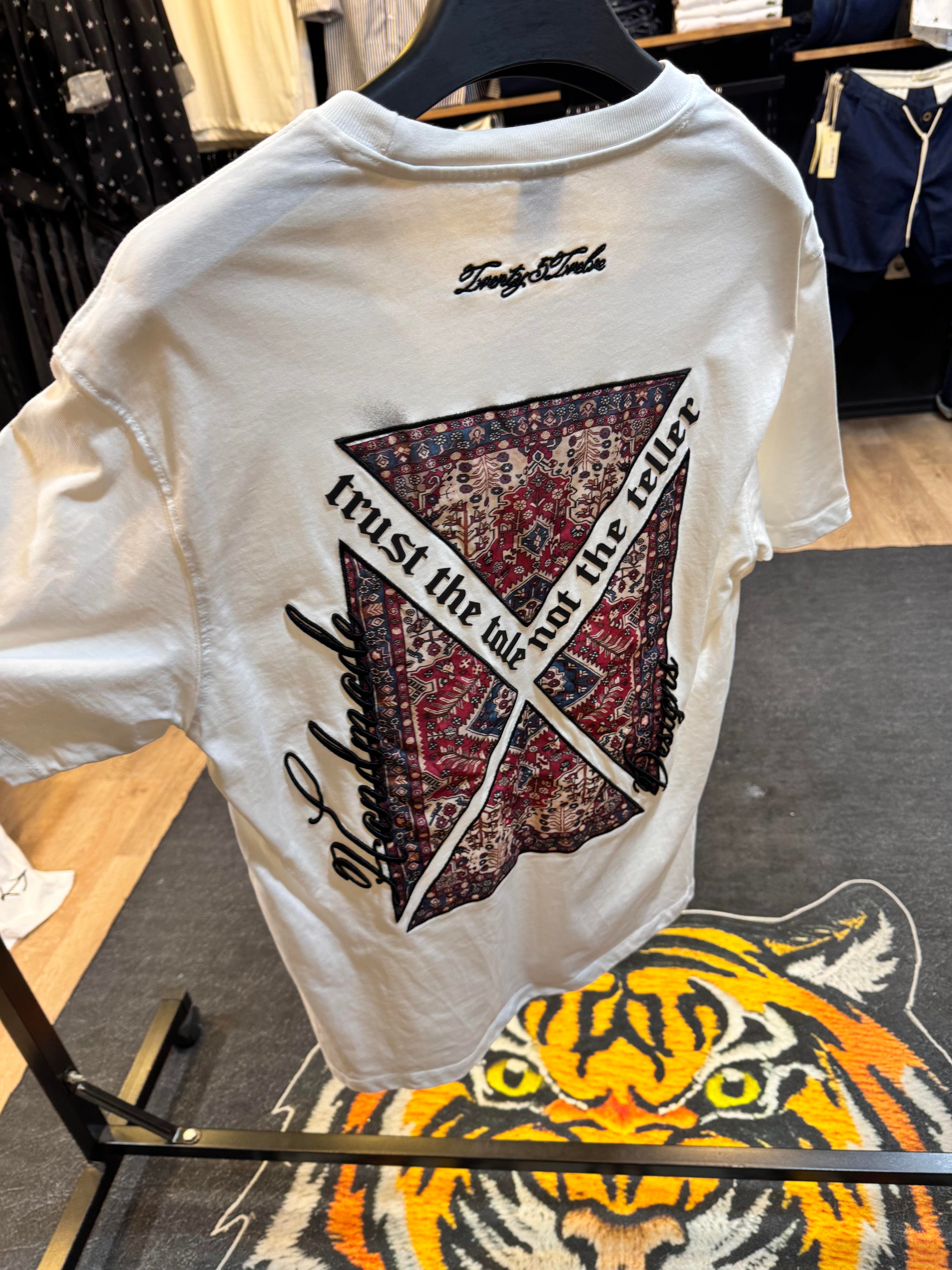 Beyaz Halı Desenli Oversize Tişört