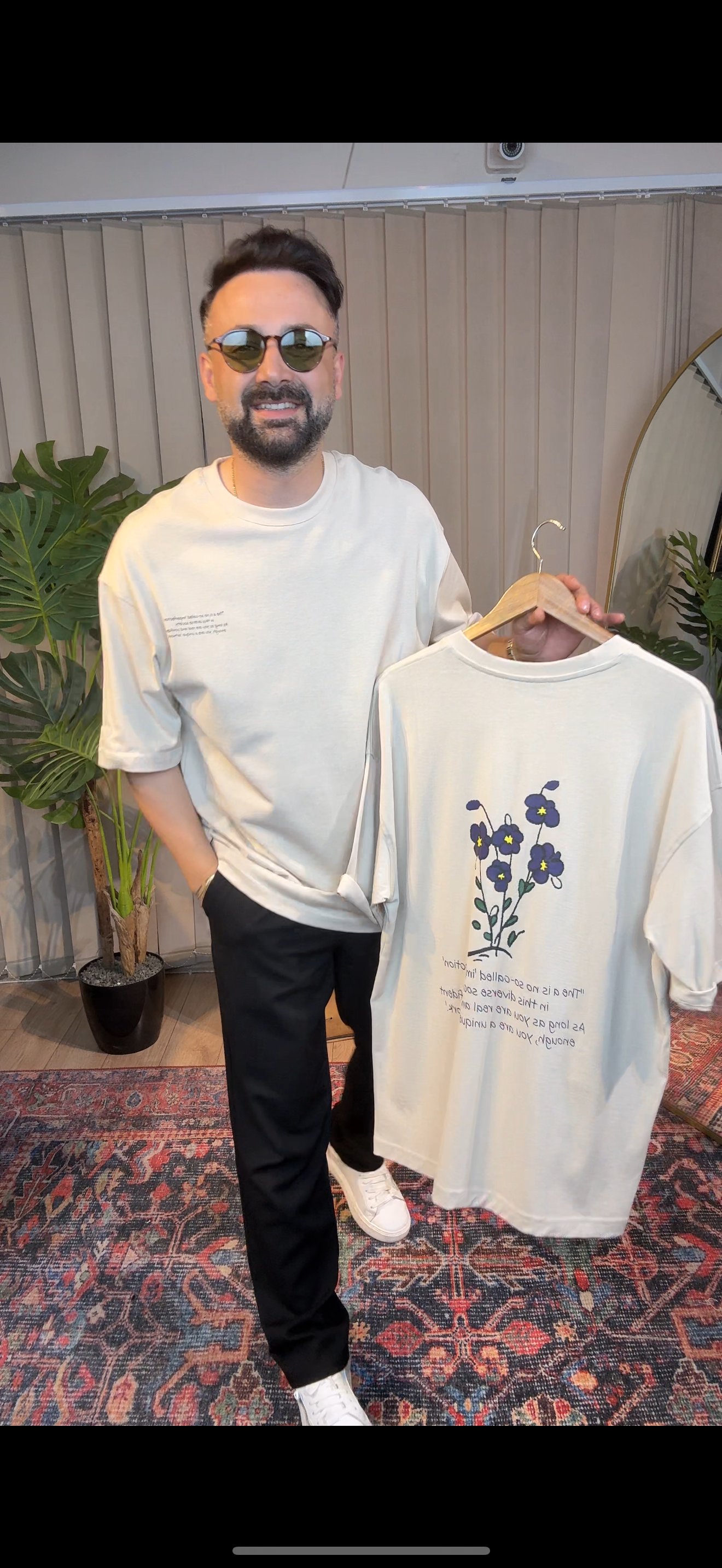 Çiçek Desenli Oversize bej tişört