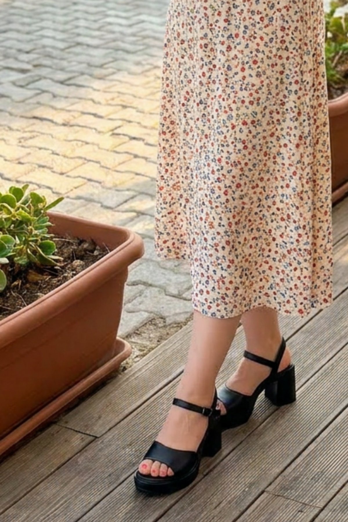 Gemma Siyah Renkli Kalın Taban Bilekten Bağlamalı Platform Sandalet