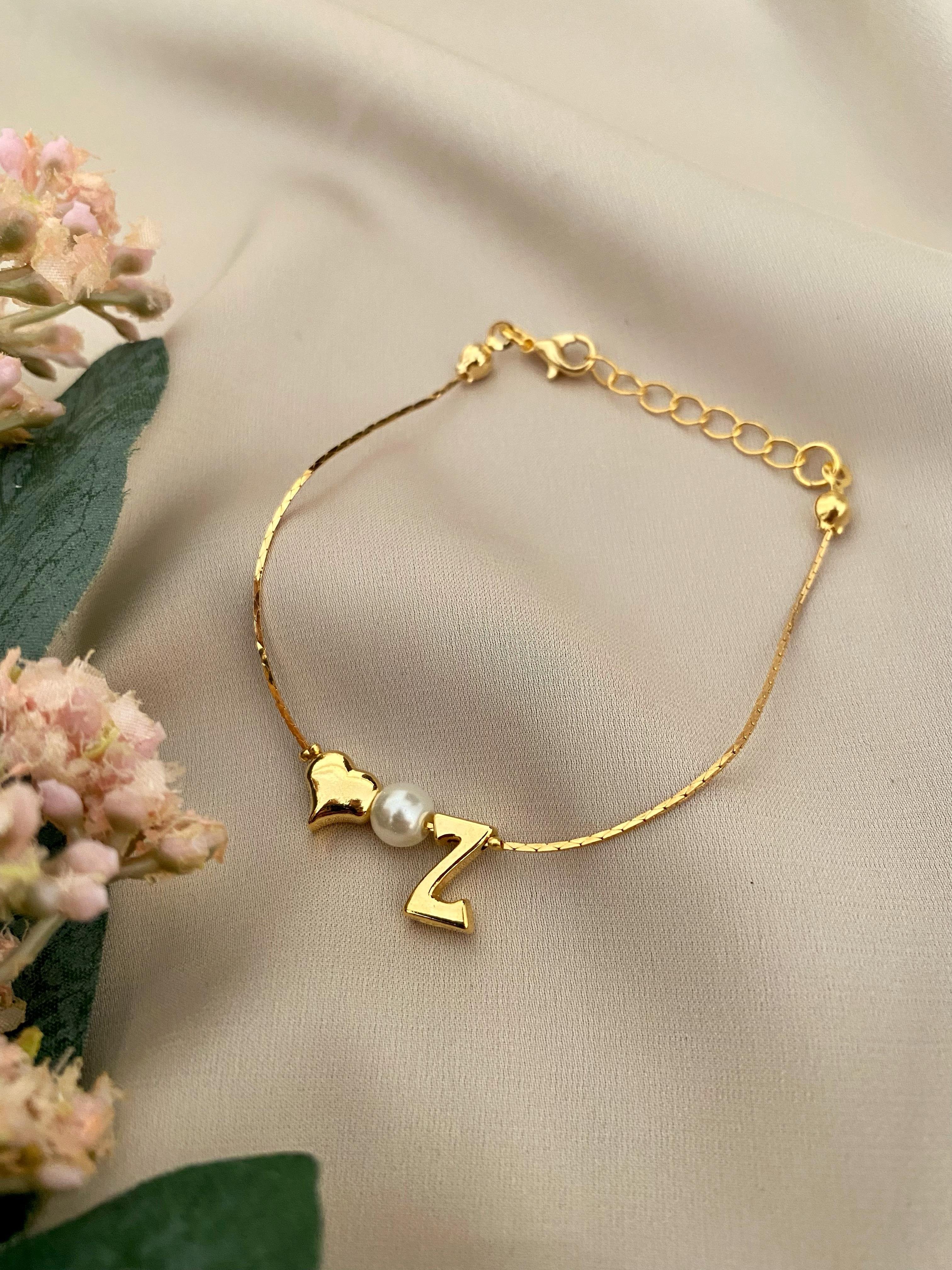 Kalp Detay Harf Charm Bileklik