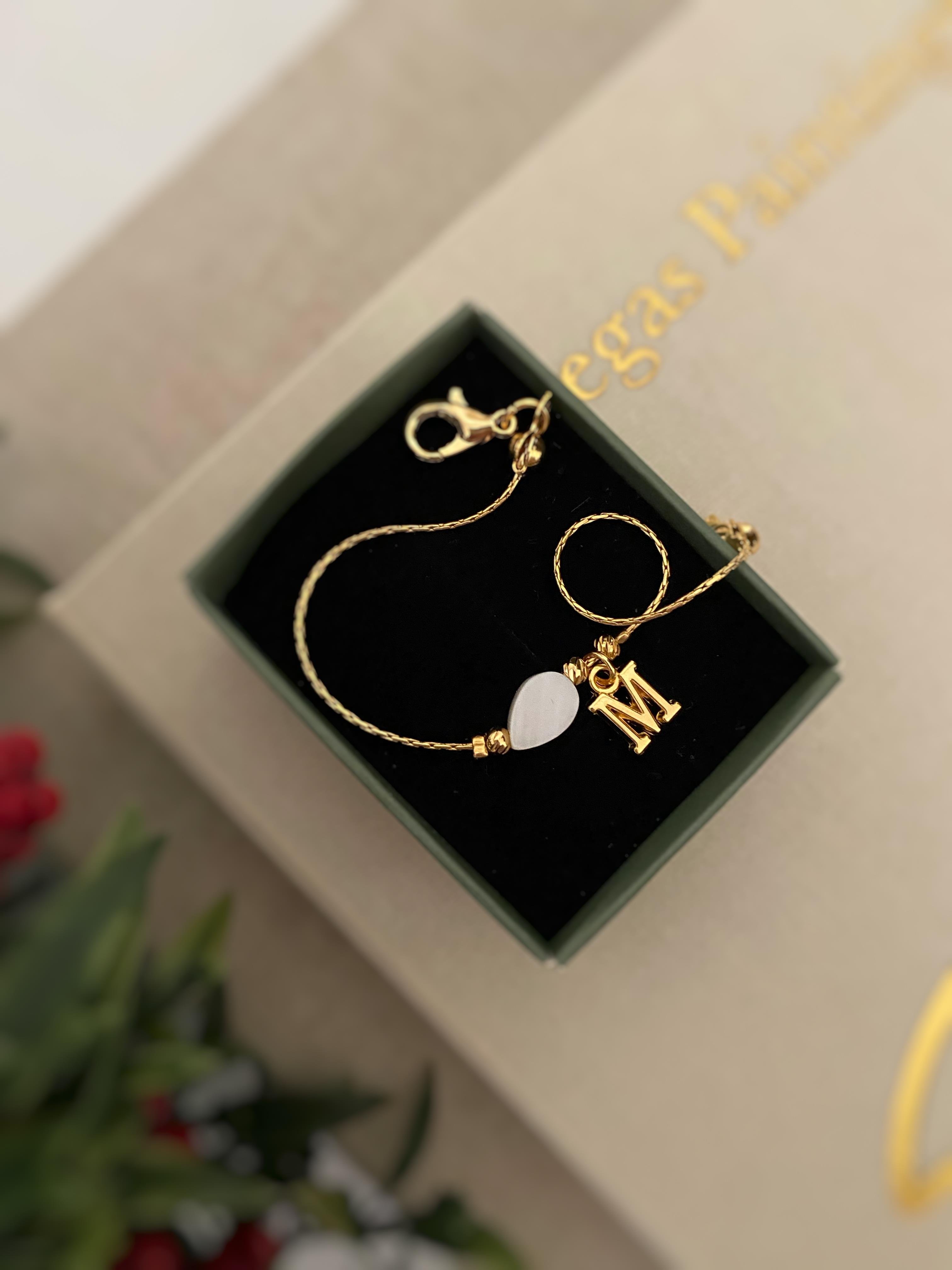 Sedef Damla Harf Charm Bileklik