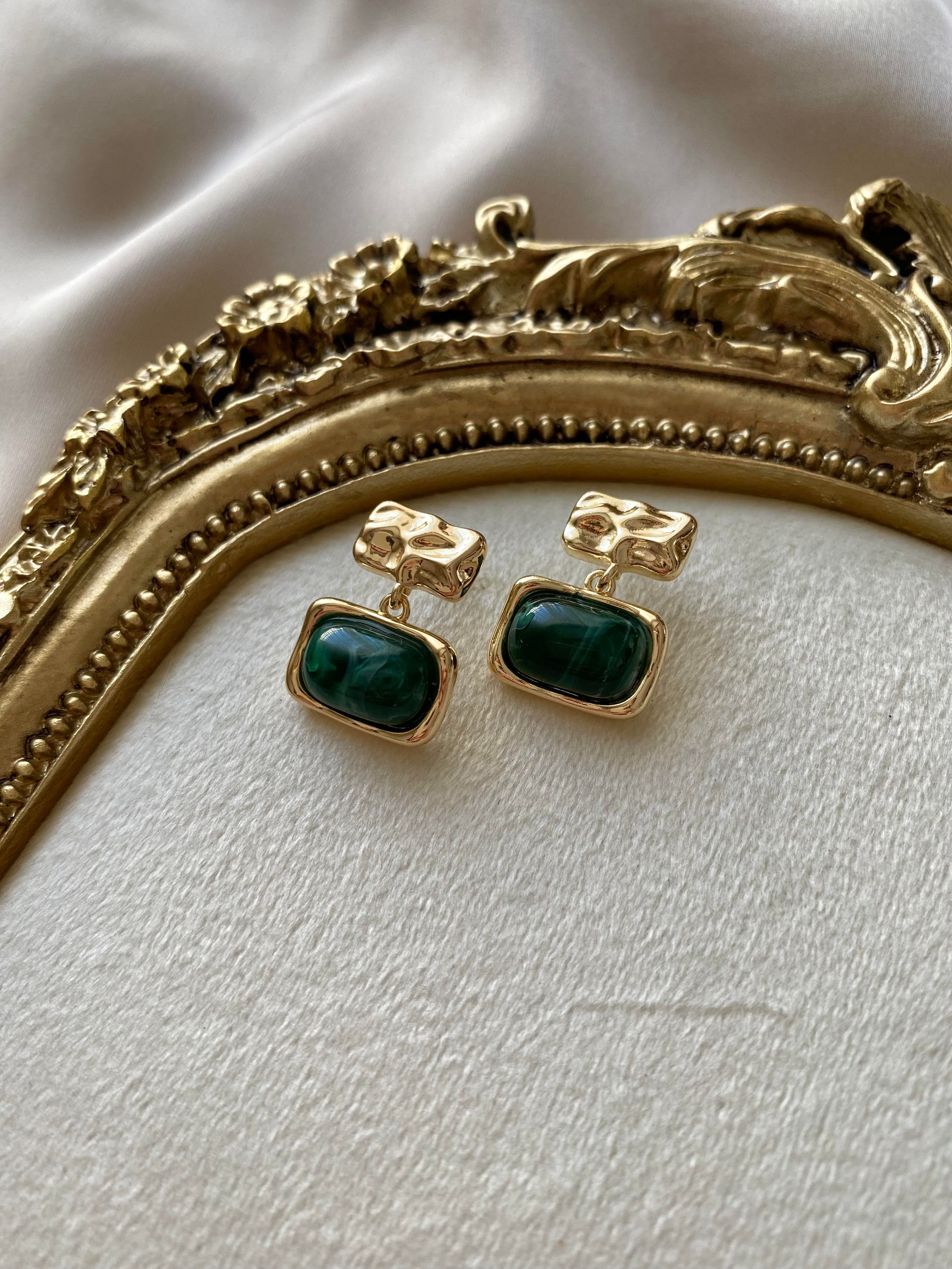 Yeşil Taşlı Gold Küpe