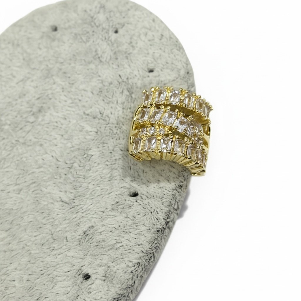 Earcuff Sıkıştırmalı Pirinç Kıkırdak Küpe Baget Taşlı Üç Sıralı Altın Renk         