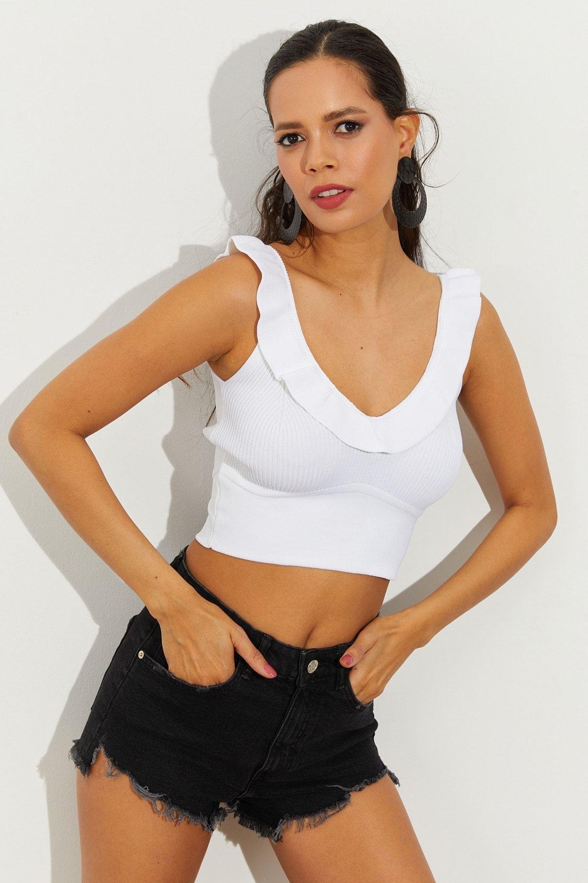 Kadın Beyaz Fırfırlı Triko Crop Bluz SMT210