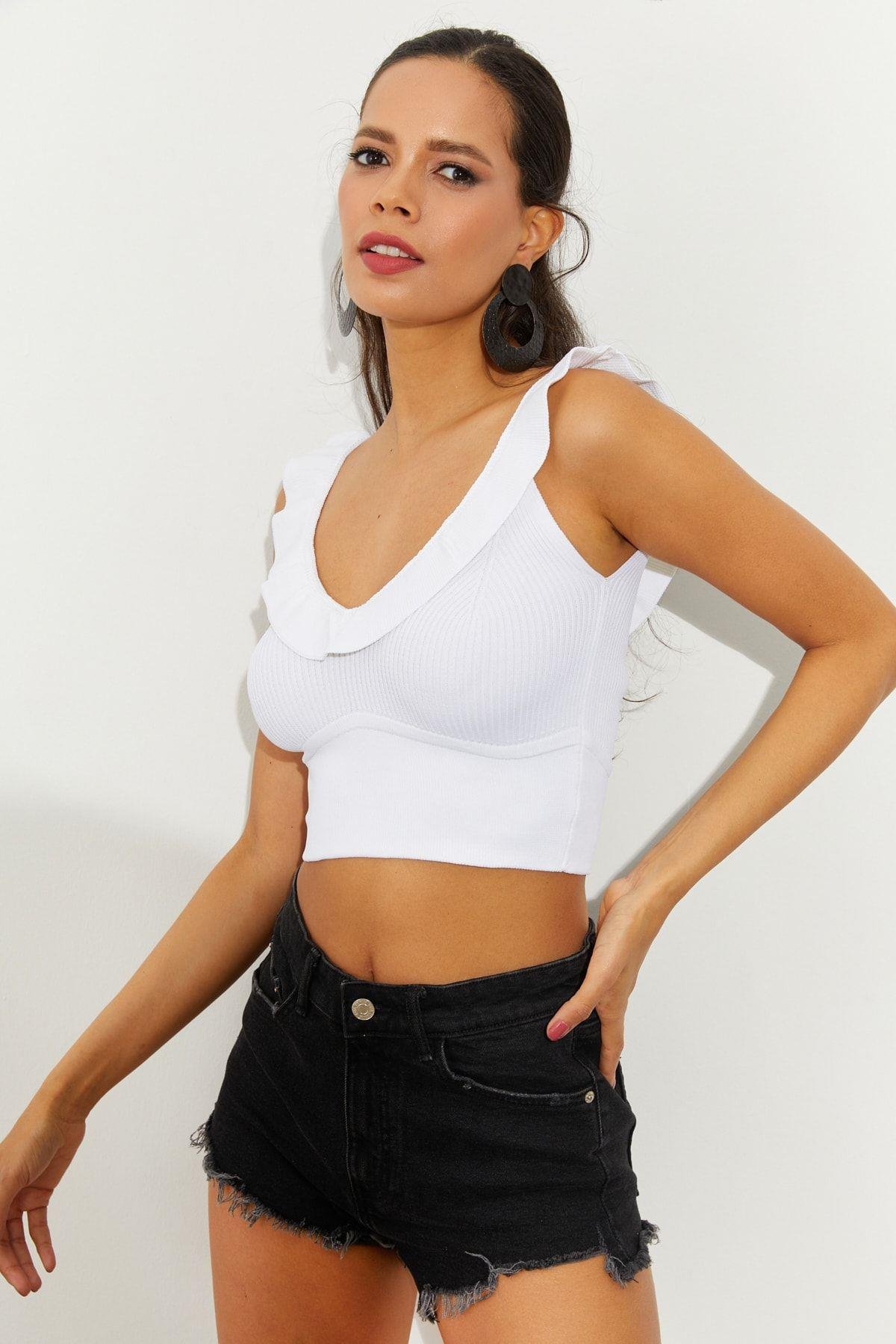 Kadın Beyaz Fırfırlı Triko Crop Bluz SMT210