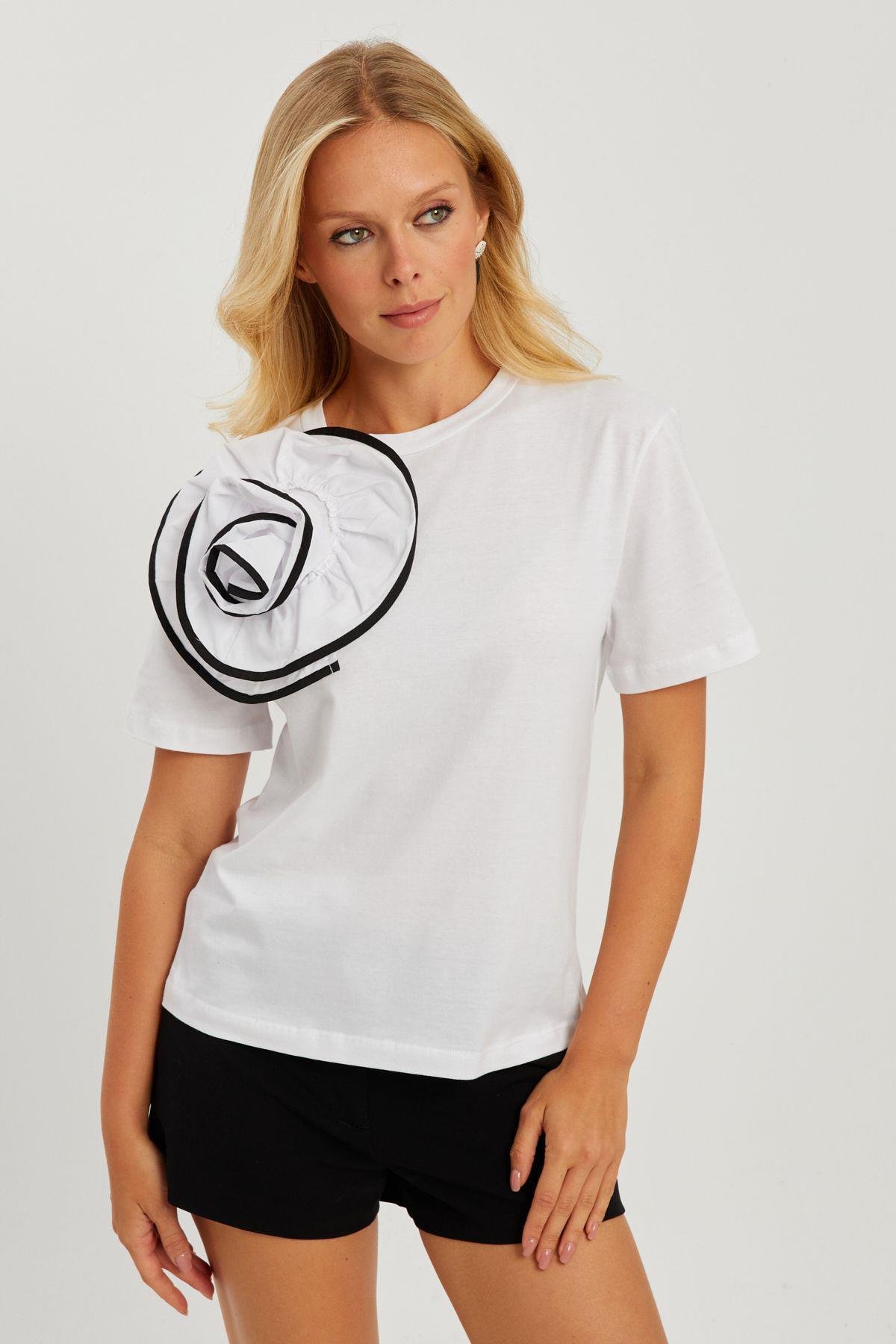 Kadın Beyaz Gül Aksesuarlı T-Shirt SF12740