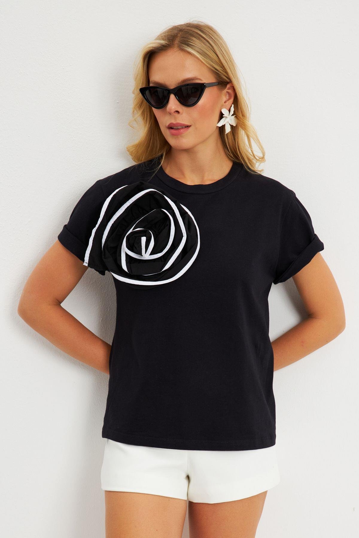 Kadın Beyaz Gül Aksesuarlı T-Shirt SF12740