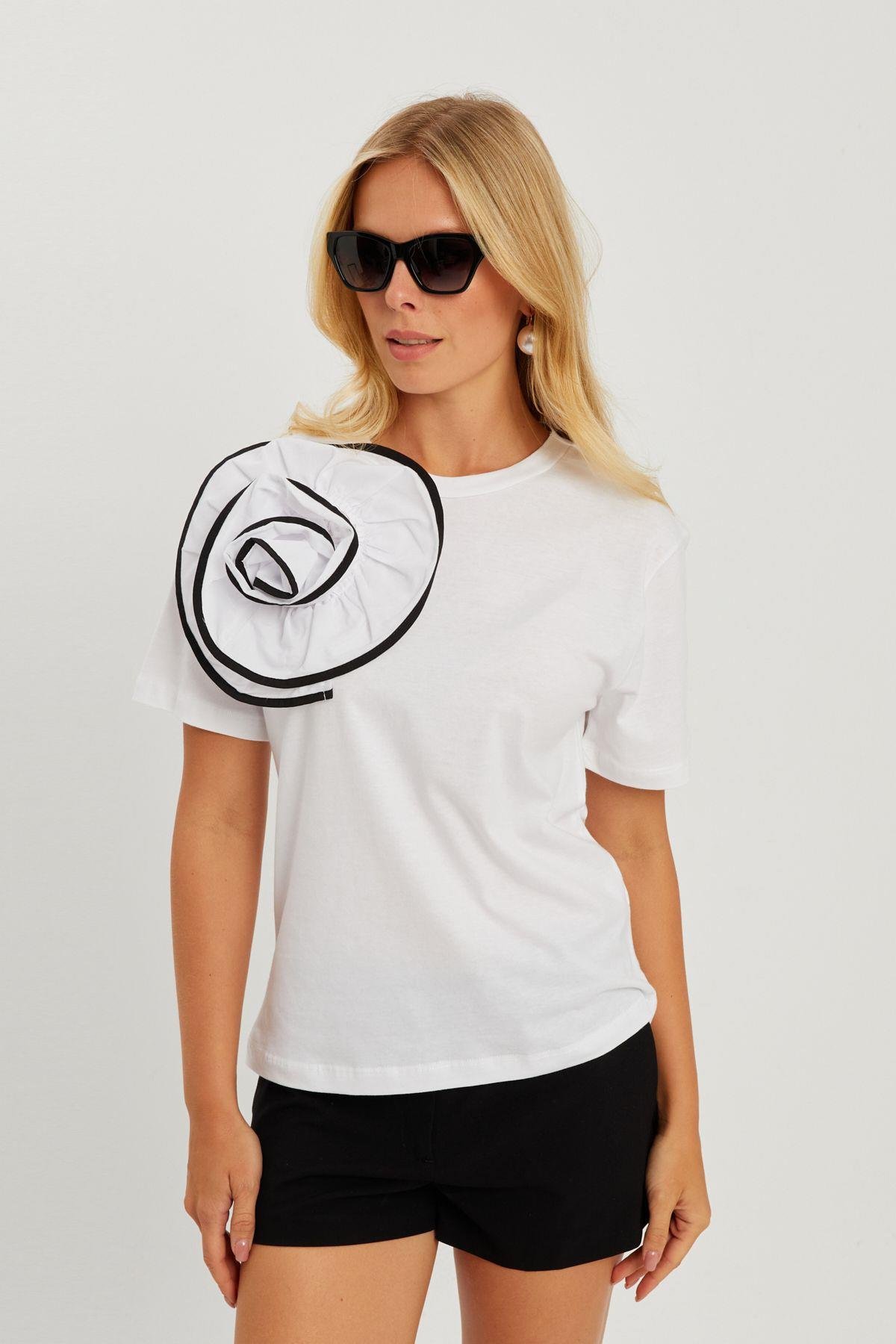 Kadın Beyaz Gül Aksesuarlı T-Shirt SF12740