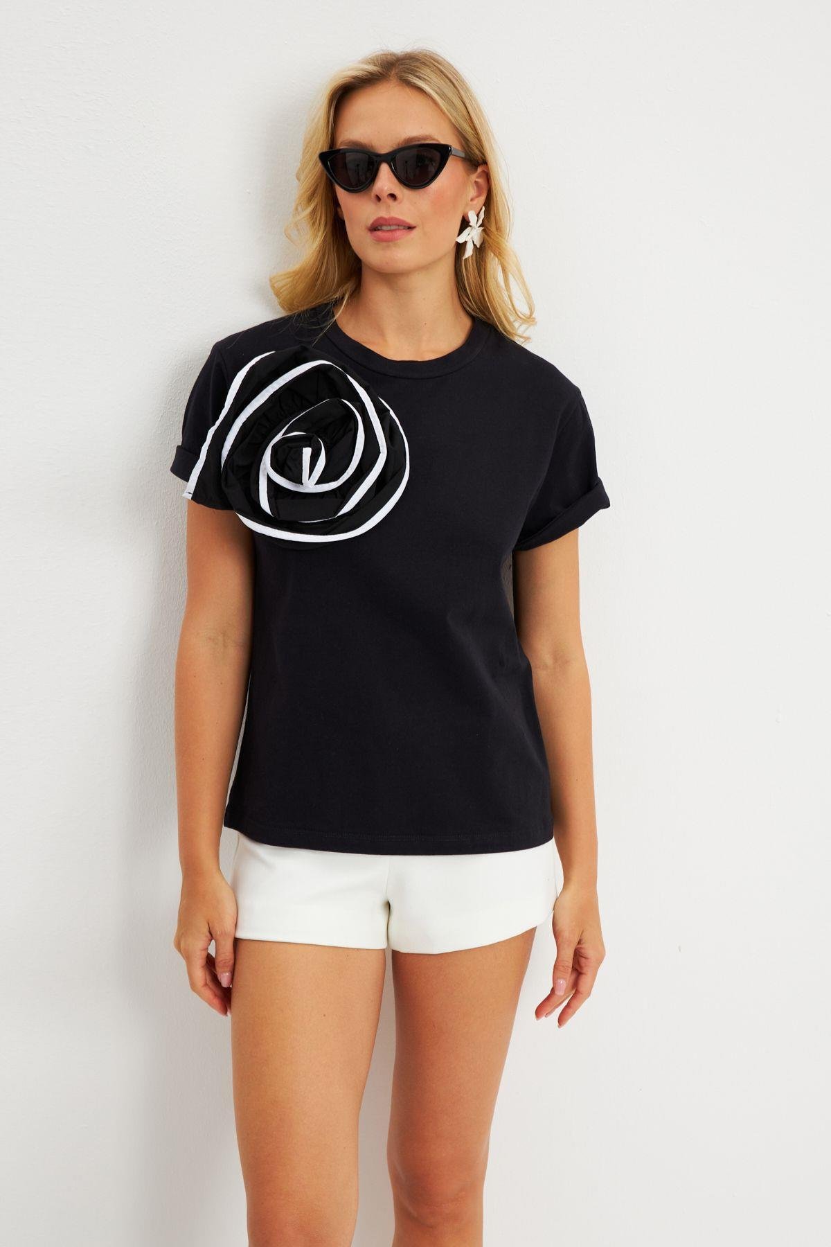 Kadın Beyaz Gül Aksesuarlı T-Shirt SF12740