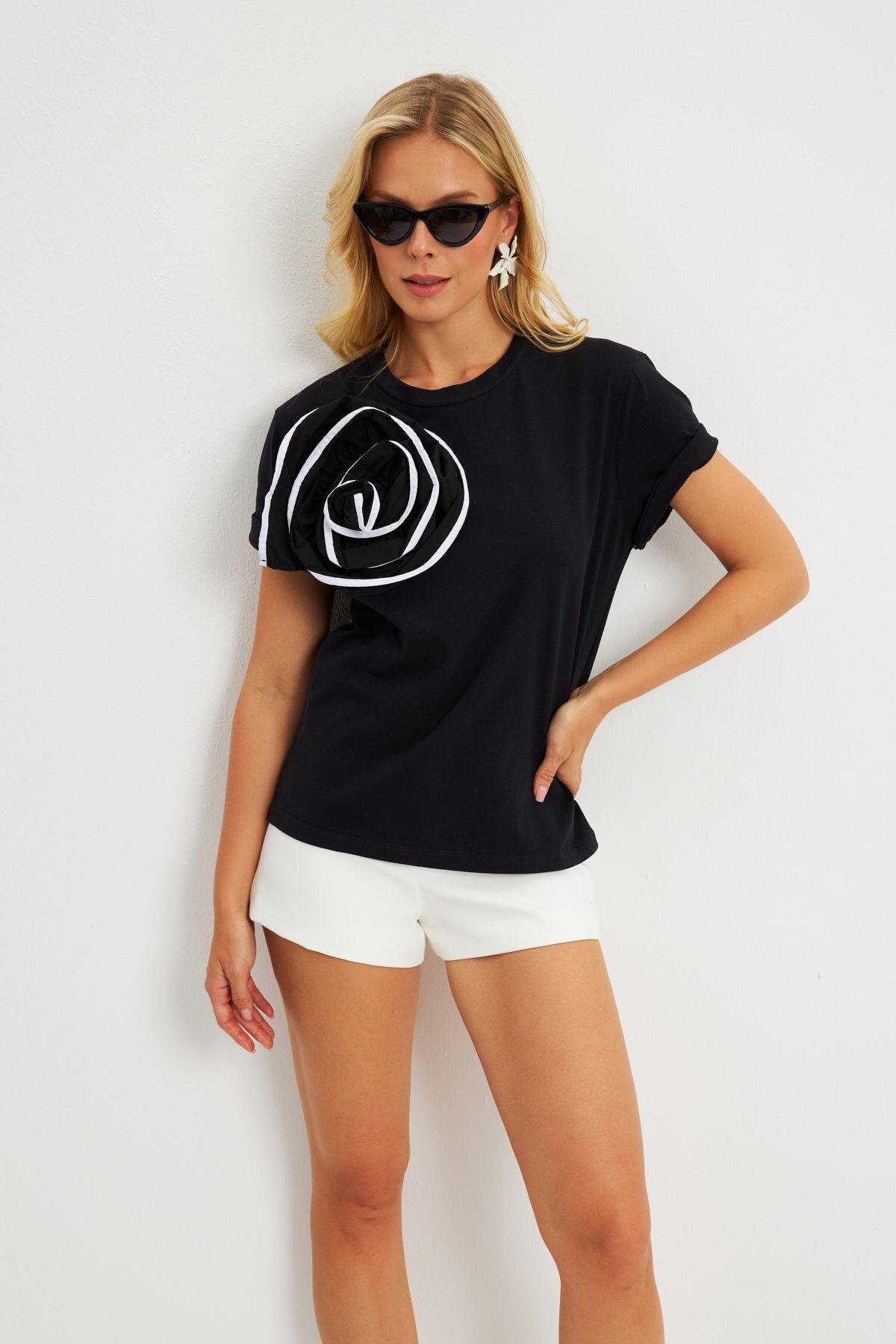 Kadın Beyaz Gül Aksesuarlı T-Shirt SF12740