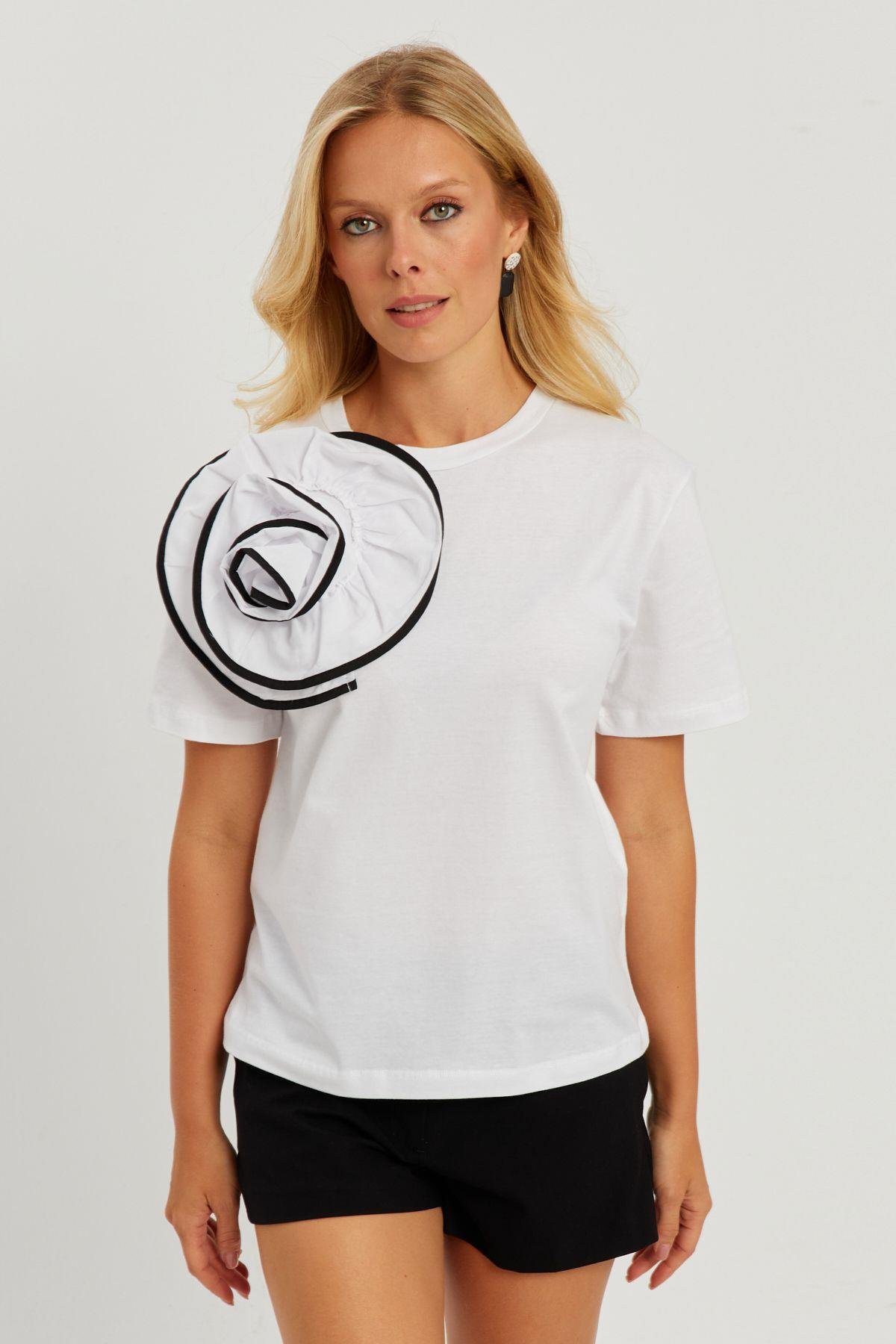 Kadın Beyaz Gül Aksesuarlı T-Shirt SF12740