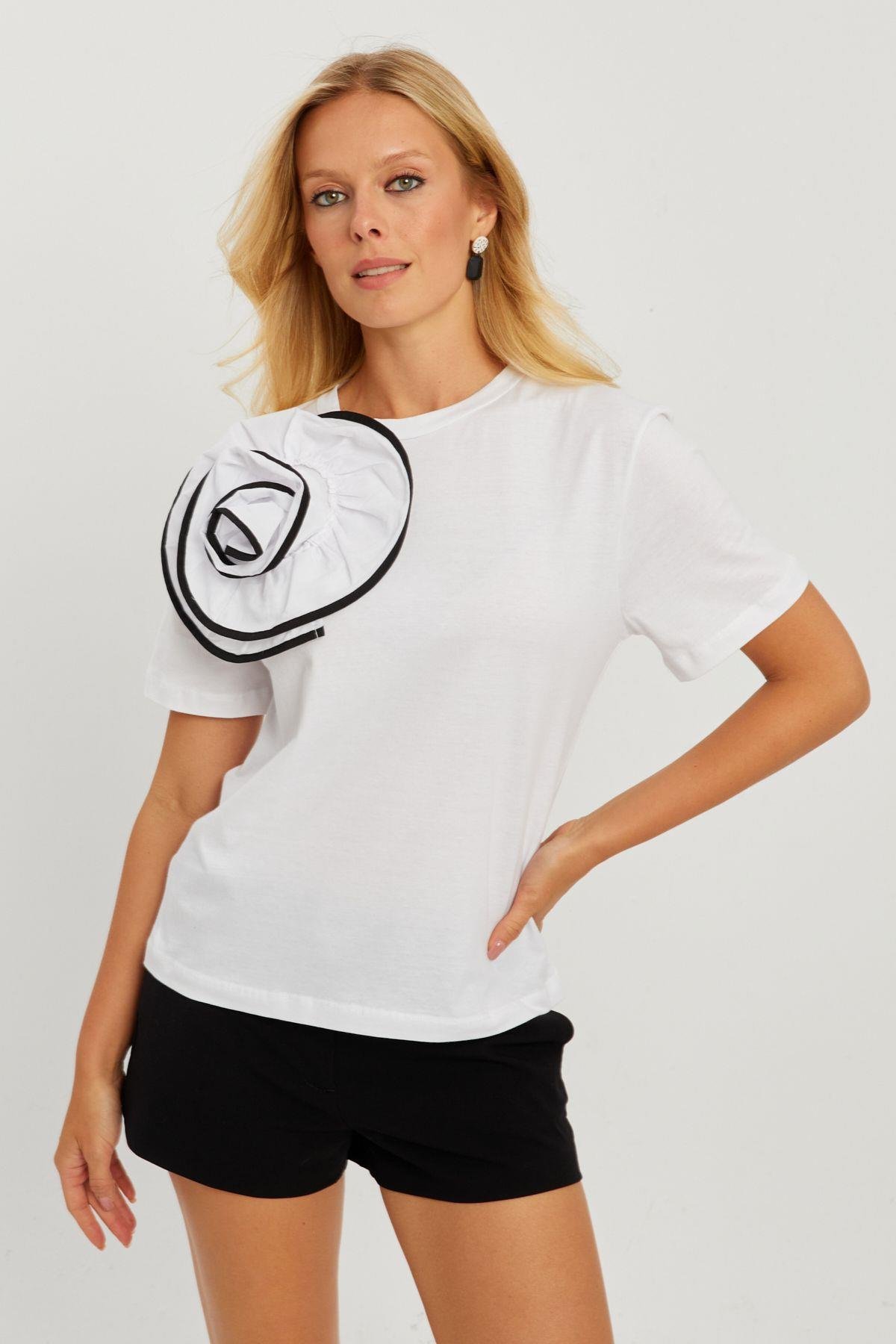 Kadın Beyaz Gül Aksesuarlı T-Shirt SF12740