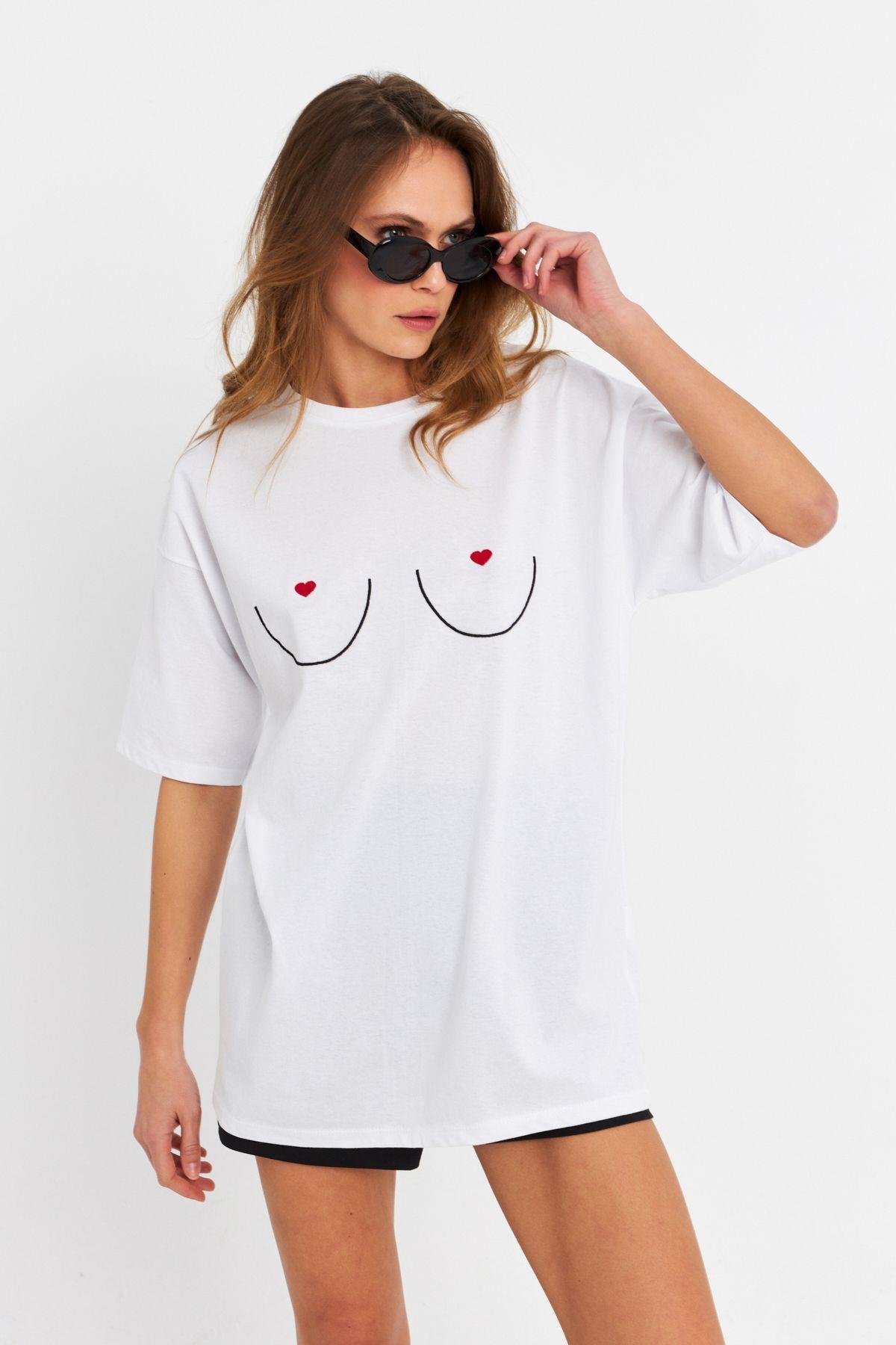 Kadın Beyaz Kalp Nakışlı T-Shirt TF76