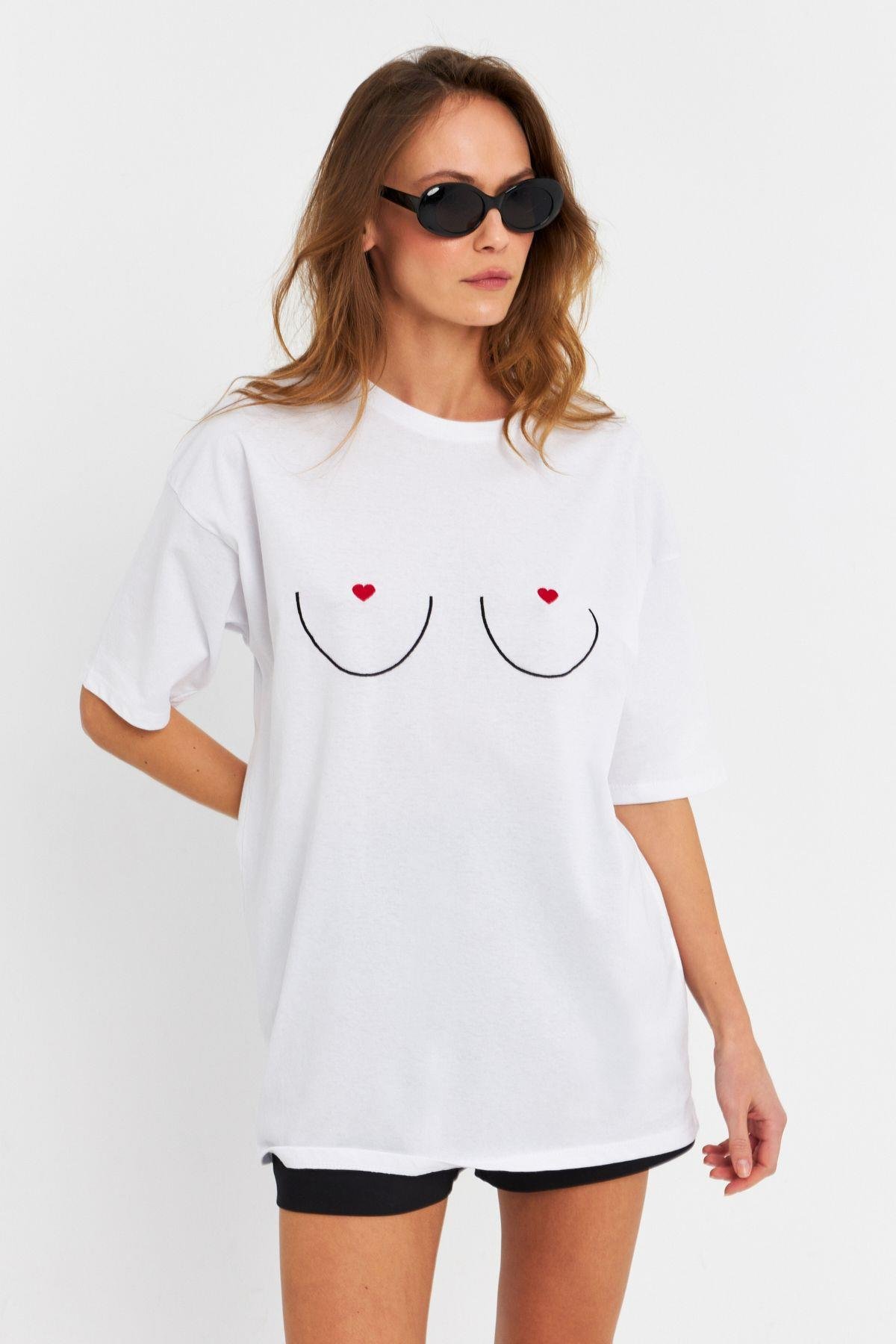 Kadın Beyaz Kalp Nakışlı T-Shirt TF76
