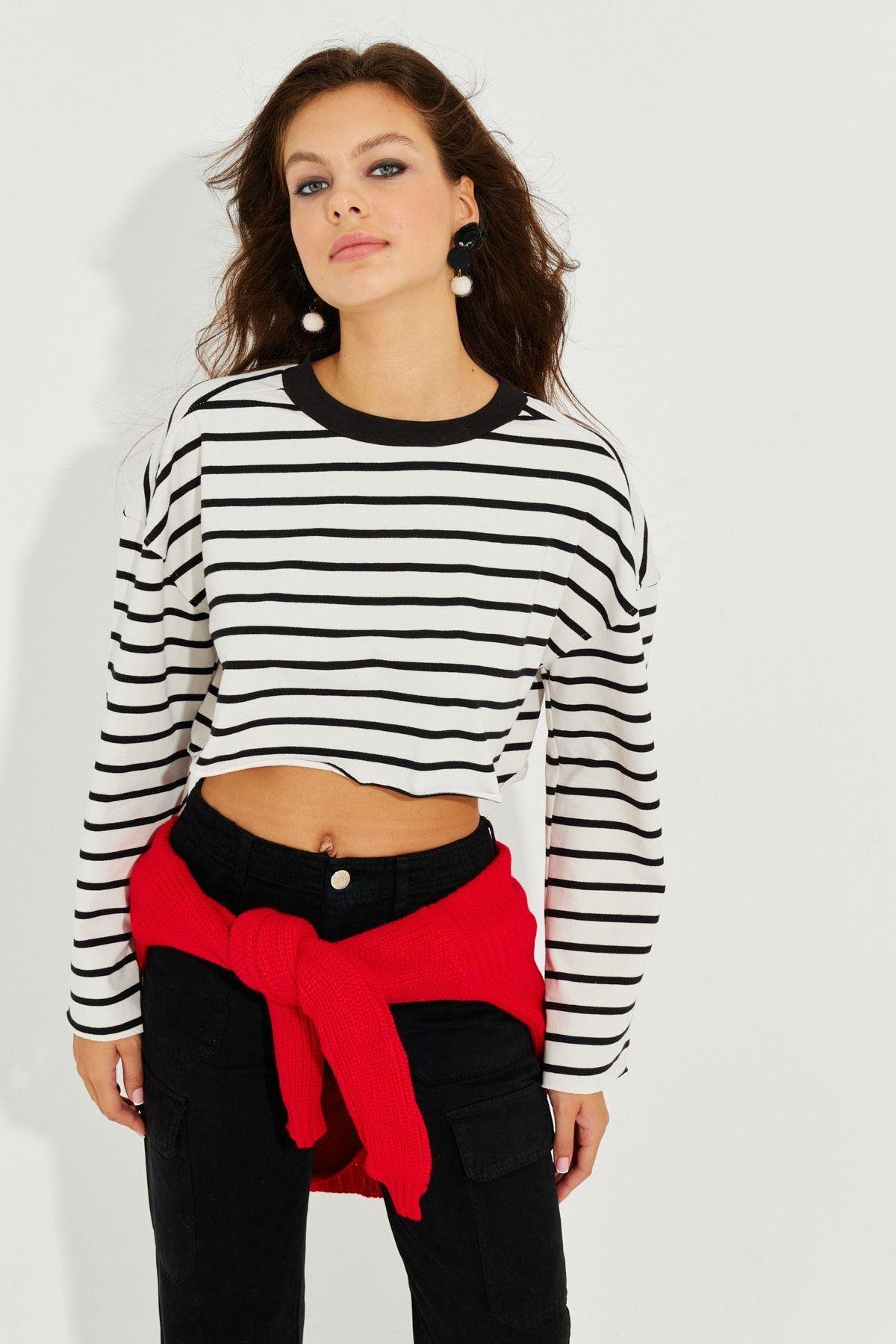 Kadın Beyaz-Siyah Çizgili Crop Sweatshirt EZG501