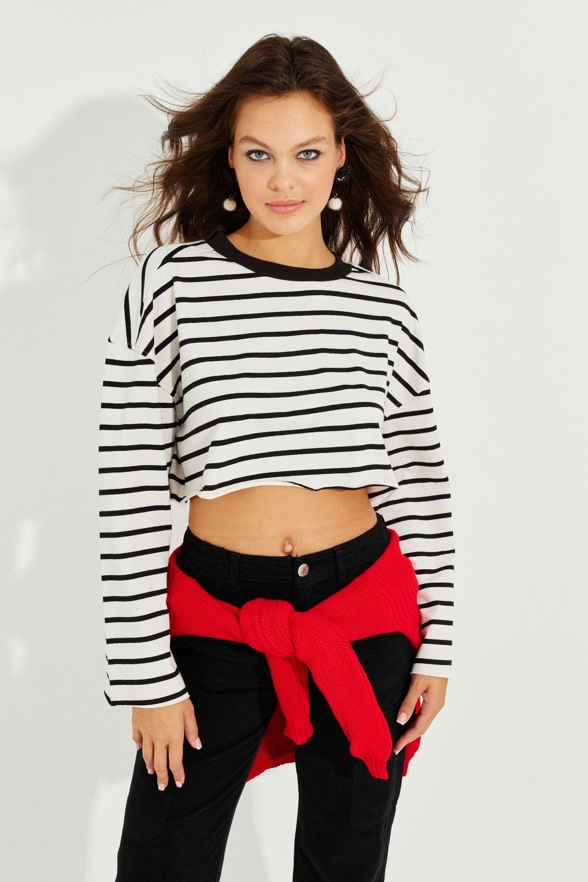 Kadın Beyaz-Siyah Çizgili Crop Sweatshirt EZG501