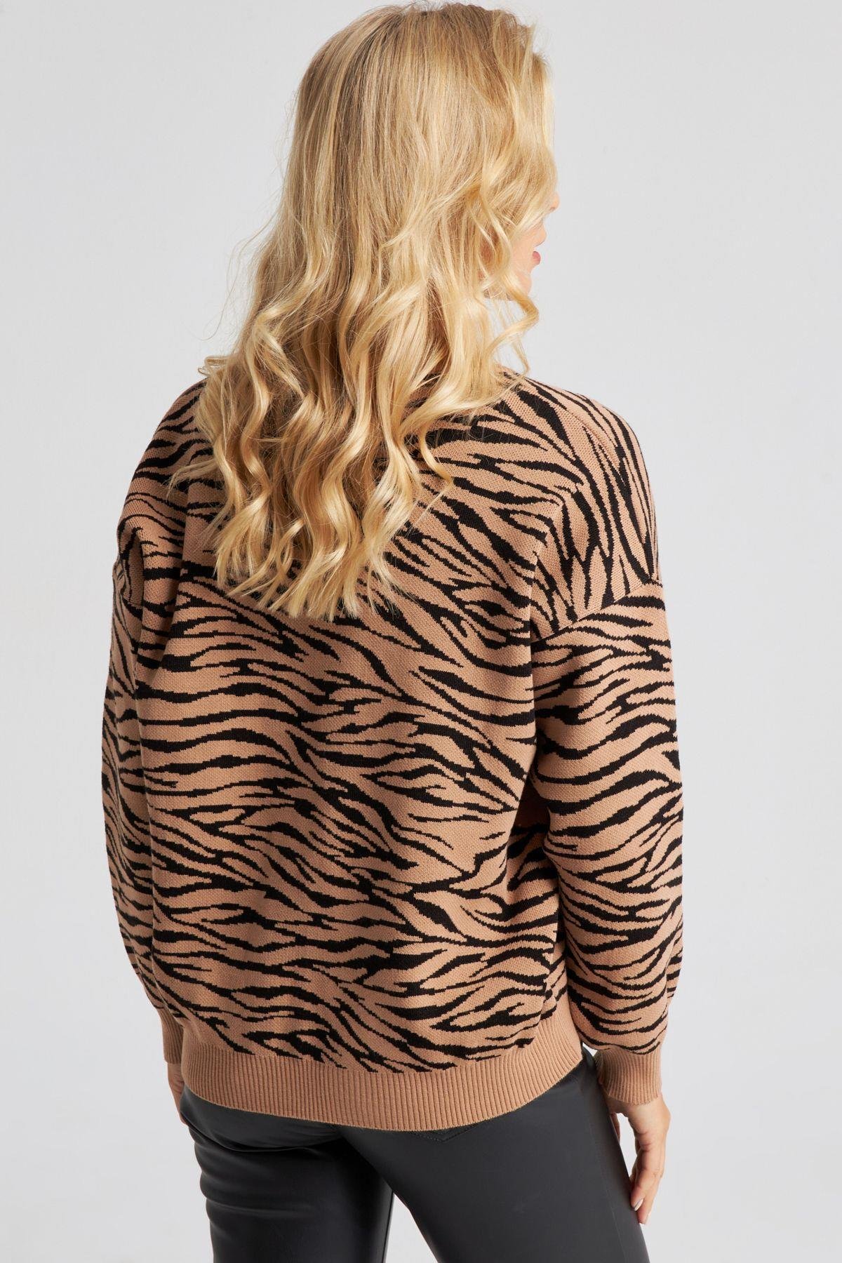 Kadın Beyaz Zebra Desenli Triko Kazak YZ521